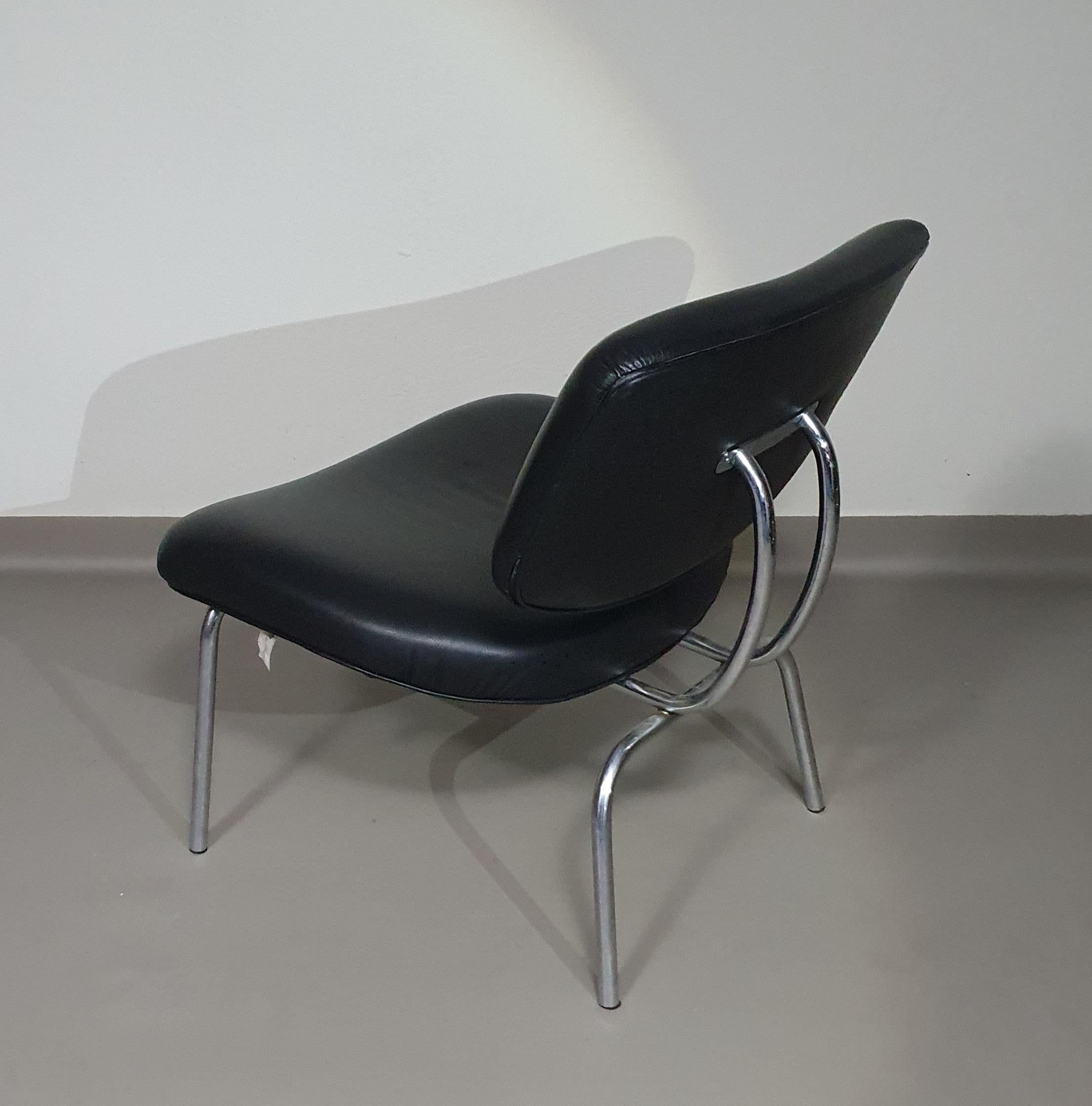 Zanotta Clea lounge chair / pouf in black leather / 1997 by Kristiina Lassus For Sale 1