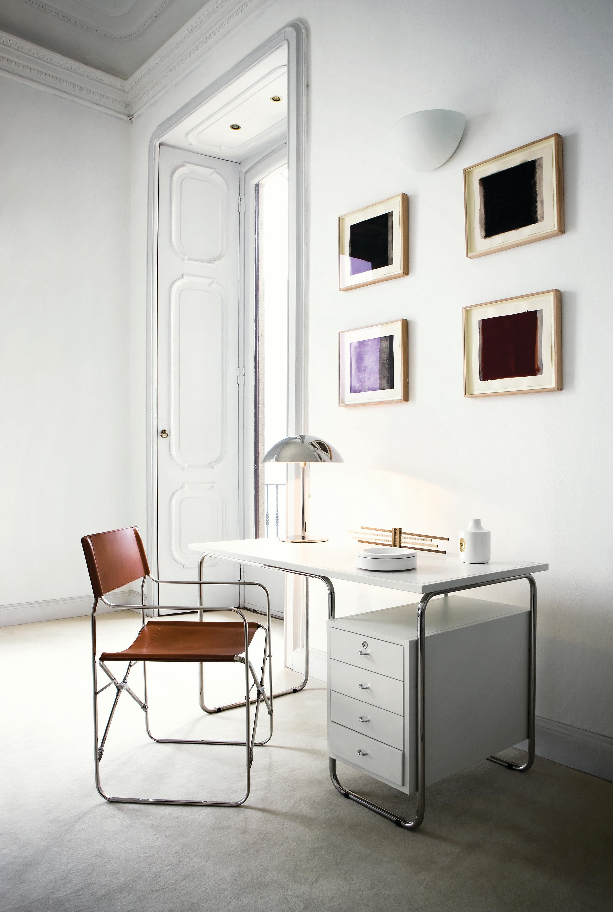 Zanotta Comacina Writing Desk in White Top & Stainless Steel Frame by Piero Bottoni

18/8 stainless steel tubular frame. Top and storage unit in medium density fiberboard finished with scratch resistant embossing in the colours black or white. The