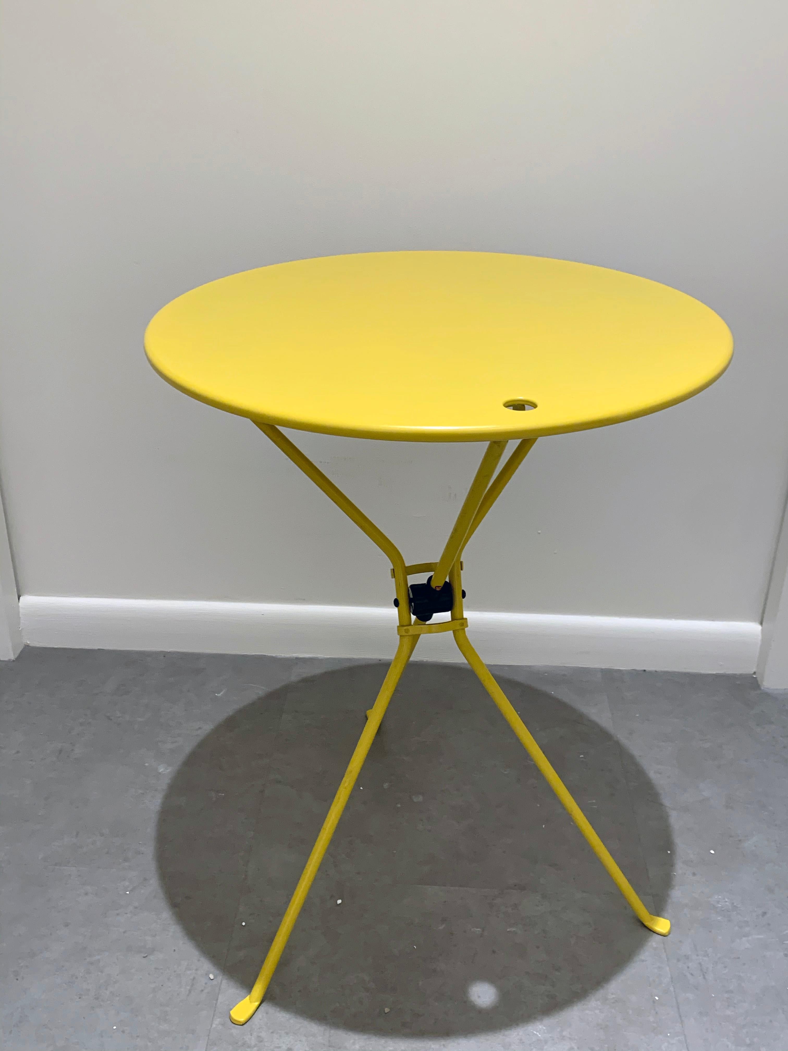 Zanotta Cumano Yellow Folding table designed by Achille Castiglioni In Excellent Condition In New York, NY