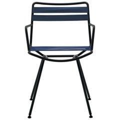 Sillón Zanotta Dan de asiento y respaldo elásticos azules y estructura de acero negro mate