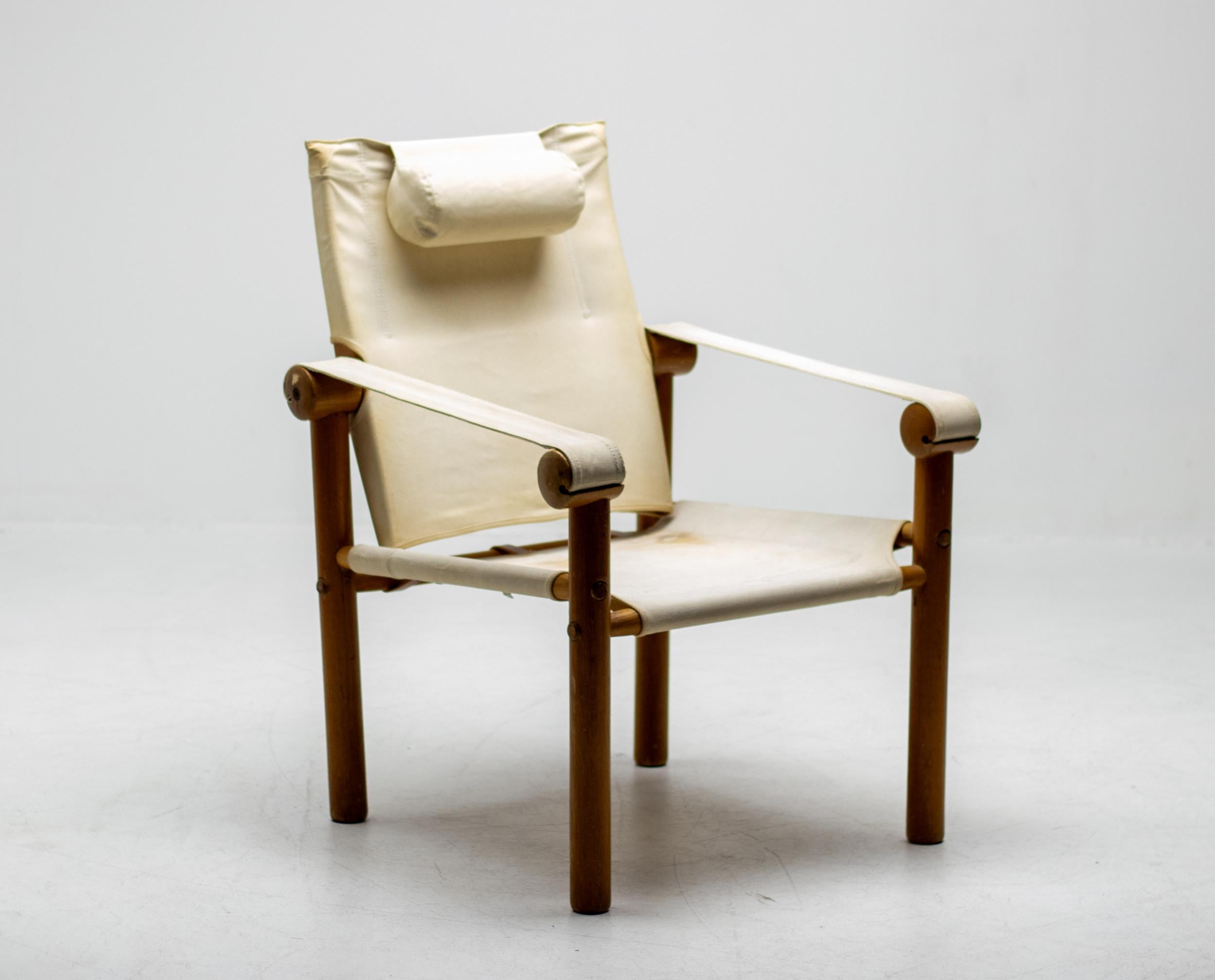 Außergewöhnlich seltener Loungesessel aus Esche und Segeltuch aus den 1970er Jahren von Zanotta.
Der Stuhl ist sehr stabil und lässt sich auf Wunsch komplett zerlegen.
In wunderbarem Vintage-Zustand. Alle Ledergürtel waren völlig ausgetrocknet und