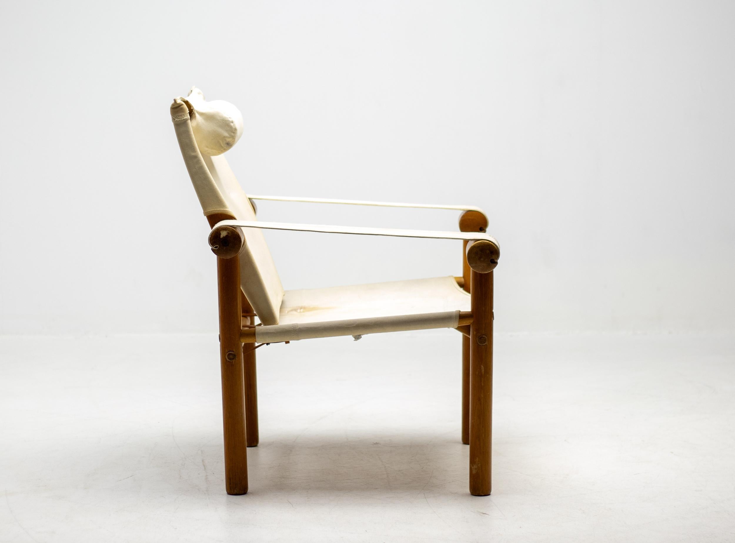 Exceptionally rare 1970s lounge chair in ash and canvas made by Zanotta.
The chair is very solid and disassembles completely when desired.
In wonderful vintage condition. All leather belts were totally dried out and have been replaced beholding the