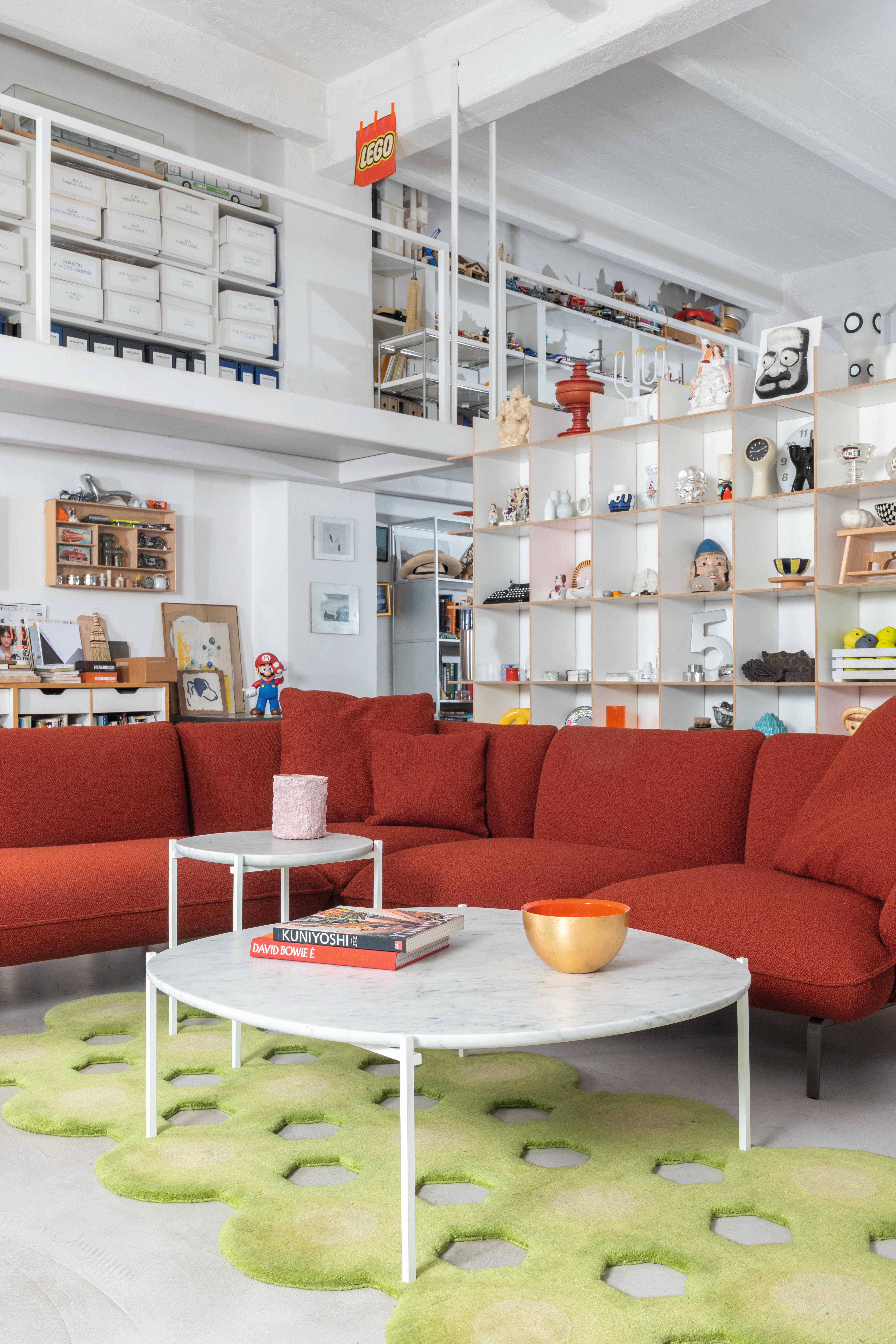 Zanotta Taubenförmiges Sofa mit roter Polsterung und Graphit-Aluminiumrahmen (21. Jahrhundert und zeitgenössisch) im Angebot