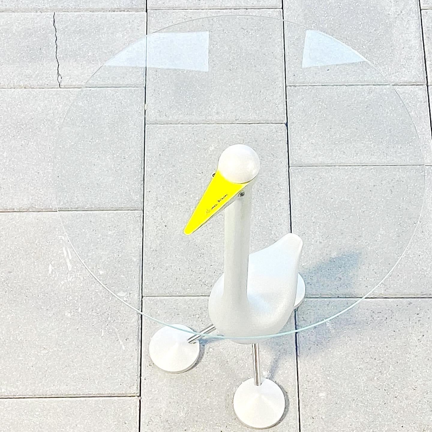 Table post-moderne Sirfo Goose de la Collection Zanotta Editioni, conçue par Alessandro Mendini en 1986.

fabriqué par Zanotta, Italie

Aluminium peint avec plateau en verre, avec la signature d'Alessandro Mendini.

L'attitude artistique