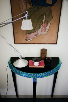 Mesa consola Zanotta Edizioni Agrilo lacada en negro by Alessandro Mendini