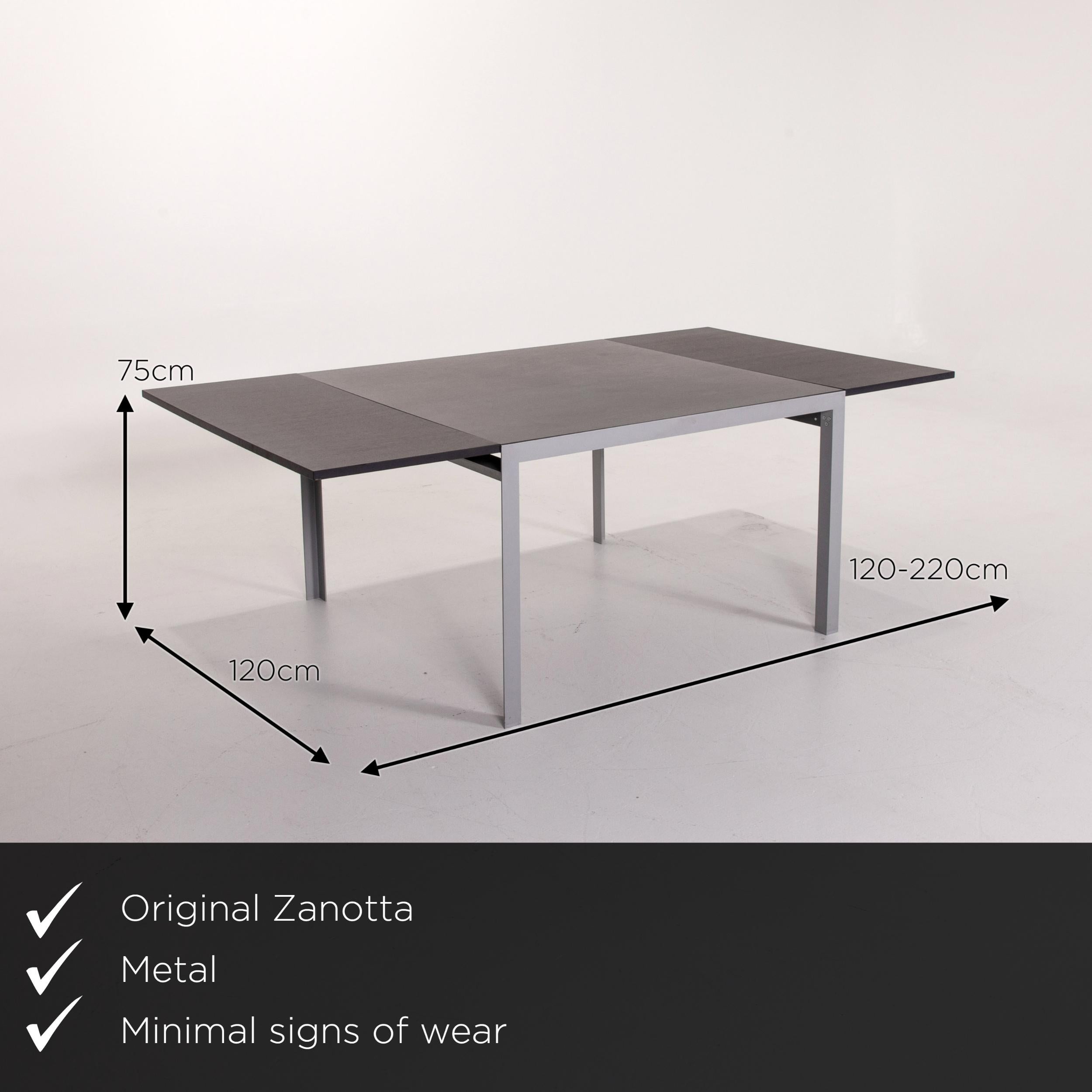 We present to you a Zanotta Estenso metal dining table wood brown folding table function.

 

 Product measurements in centimeters:
 

Depth 120
Width 120
Height 75.





     