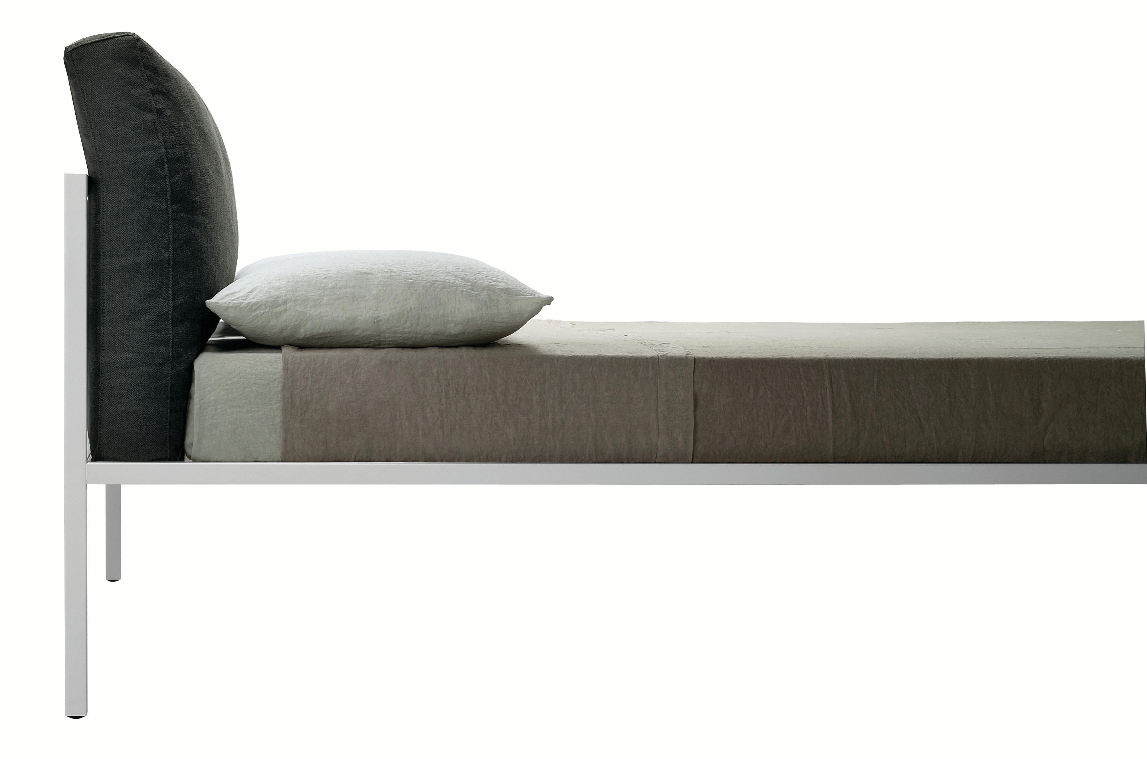 italien Grand lit Zanotta en nylon avec tissu blanc et cadre en acier peint en blanc en vente