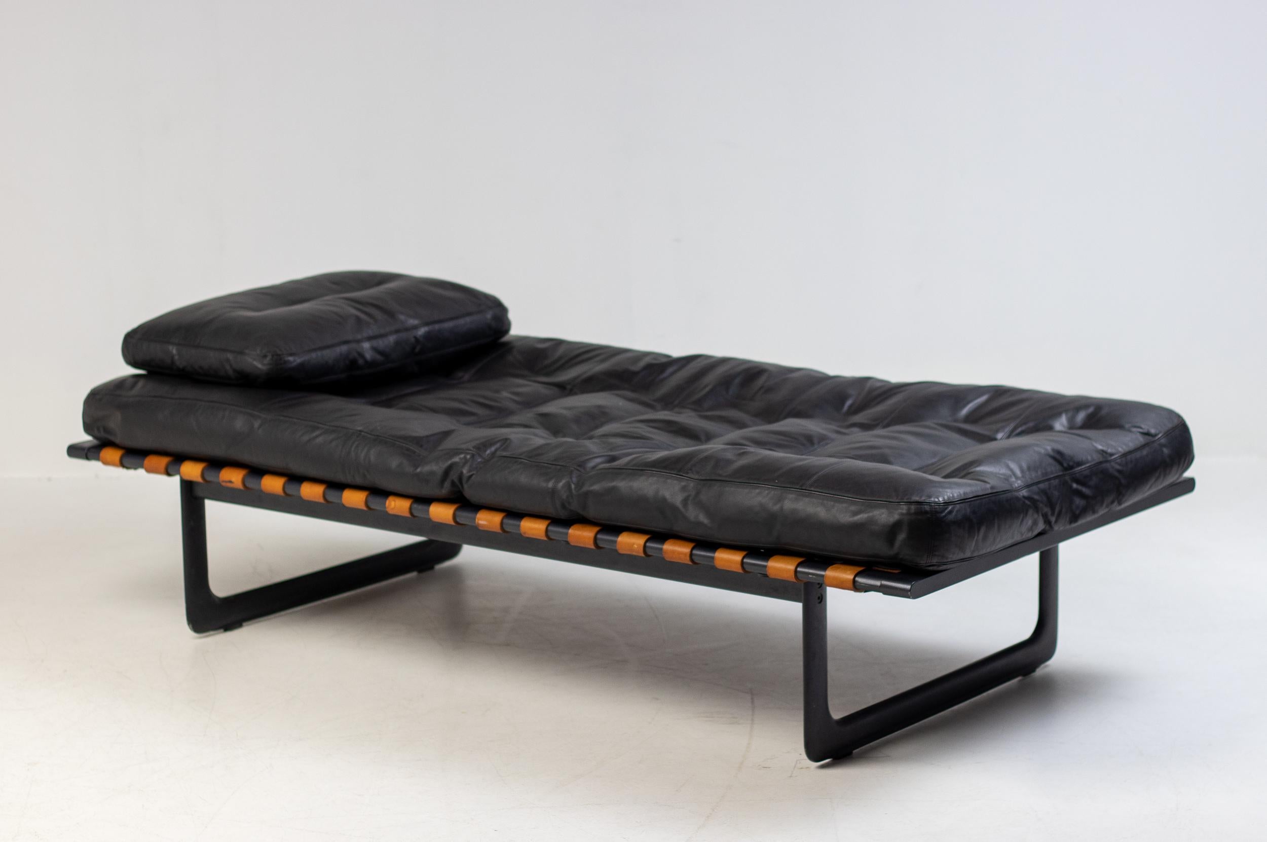 Letto da giorno in pelle nera Zanotta 