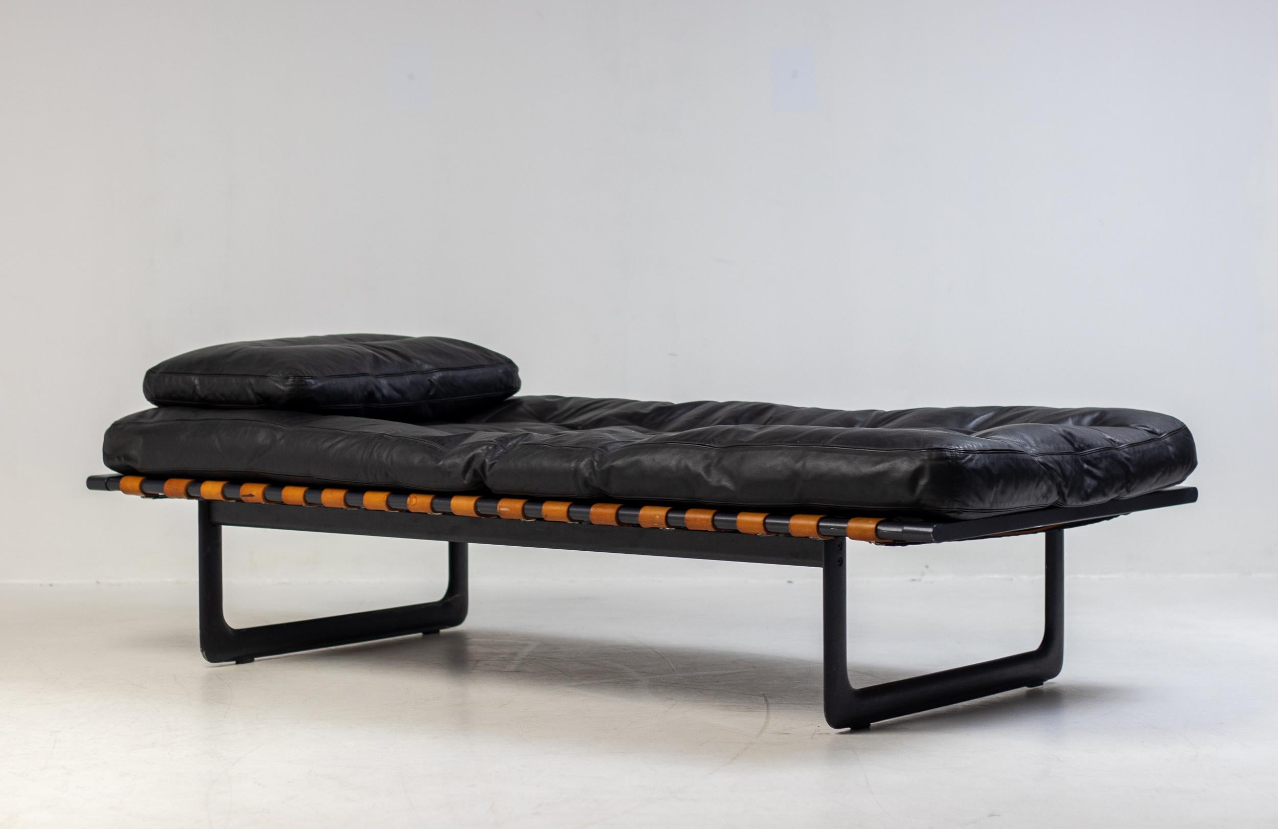 Acciaio Letto da giorno in pelle nera Zanotta 