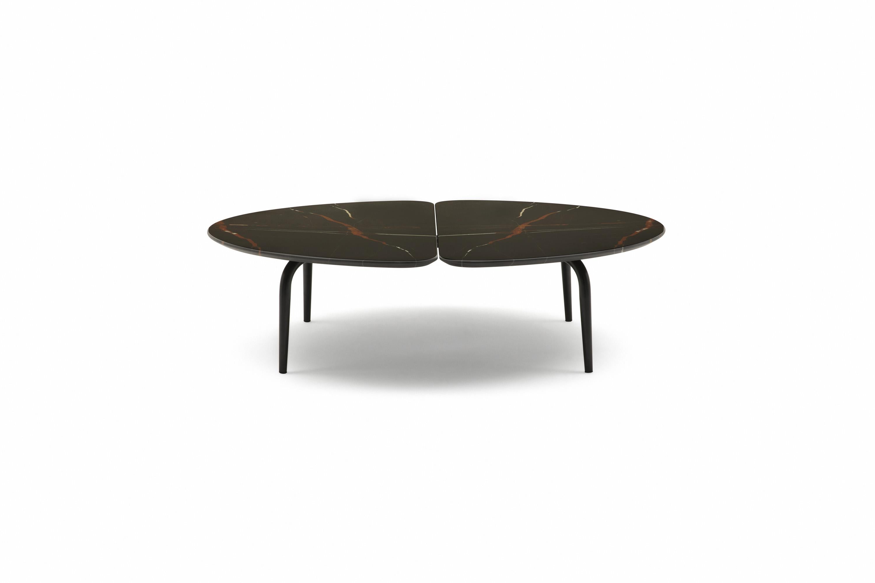 Small tables. Black varnished steel frame. Tops available either in grey Calacatta marble, in red Lepanto marble or in Sahara Noir marble with stain-resistant protective varnish, in clear matt polyester.
Two coffee tables inspired by two concepts