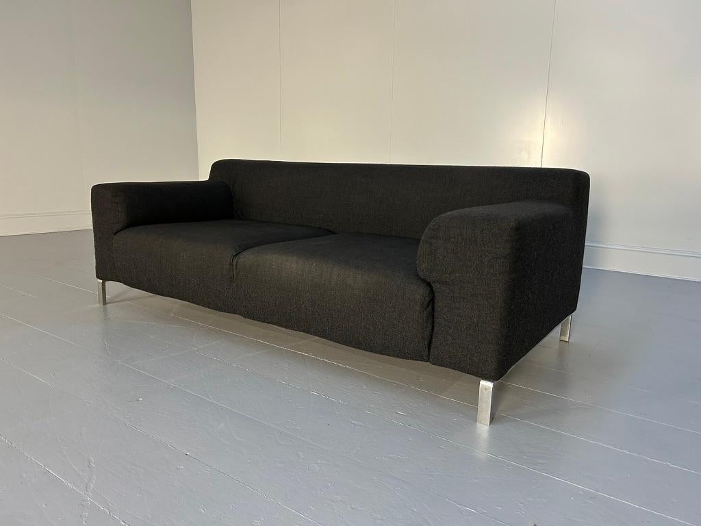 Nous vous proposons un rare canapé 2,5 places 
