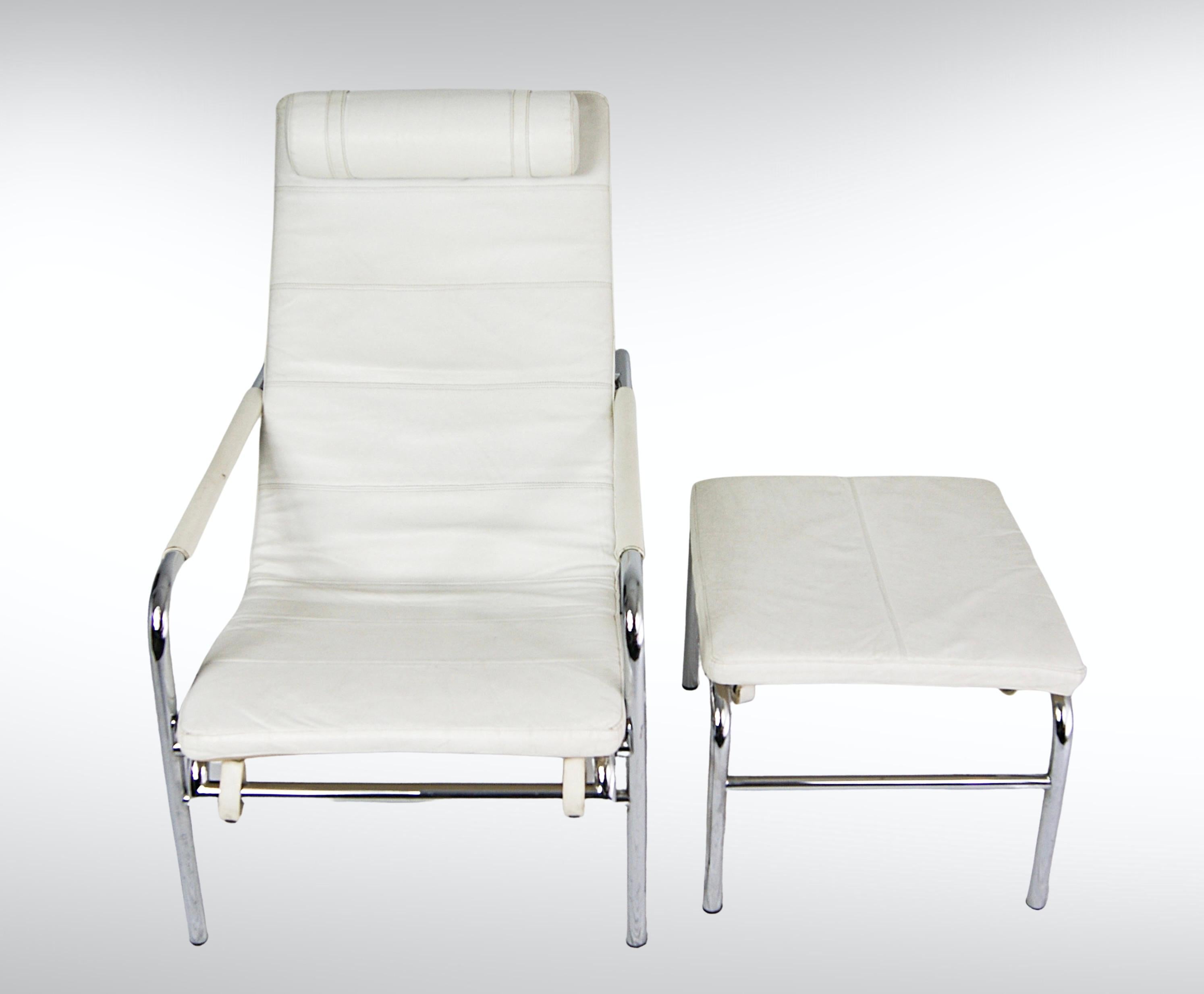 Zanotta leather Reclining Lounge Chair & Ottoman Footstool.
The 'Genni', designed in 1935 by Gabriele Mucchi. 
This set is manufactured by Zanotta, circa 1980s.
Covered in supple Nappa leather in color white and resting on a stainless steel and