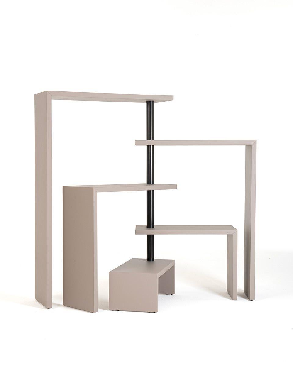 Cinco o siete estantes.
Estantería librería giratoria. Montantes y estantes de tablero de fibra de densidad media con refuerzo interior de acero en las esquinas, acabado rayado
relieve resistente en los tonos talco, cáñamo, amaranto, espresso o