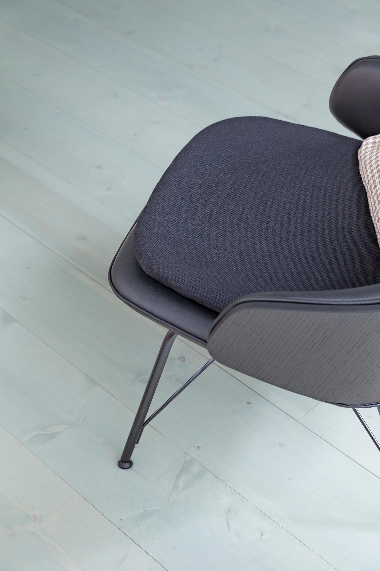 Sillón Zanotta Judy en tapicería negra con estructura de acero pintado negro de Frank Rettenbacher

Patas de acero pintadas de negro o grafito. Asiento de poliuretano rígido con tapicería de espuma de poliuretano autoextinguible. Cubierta interna
