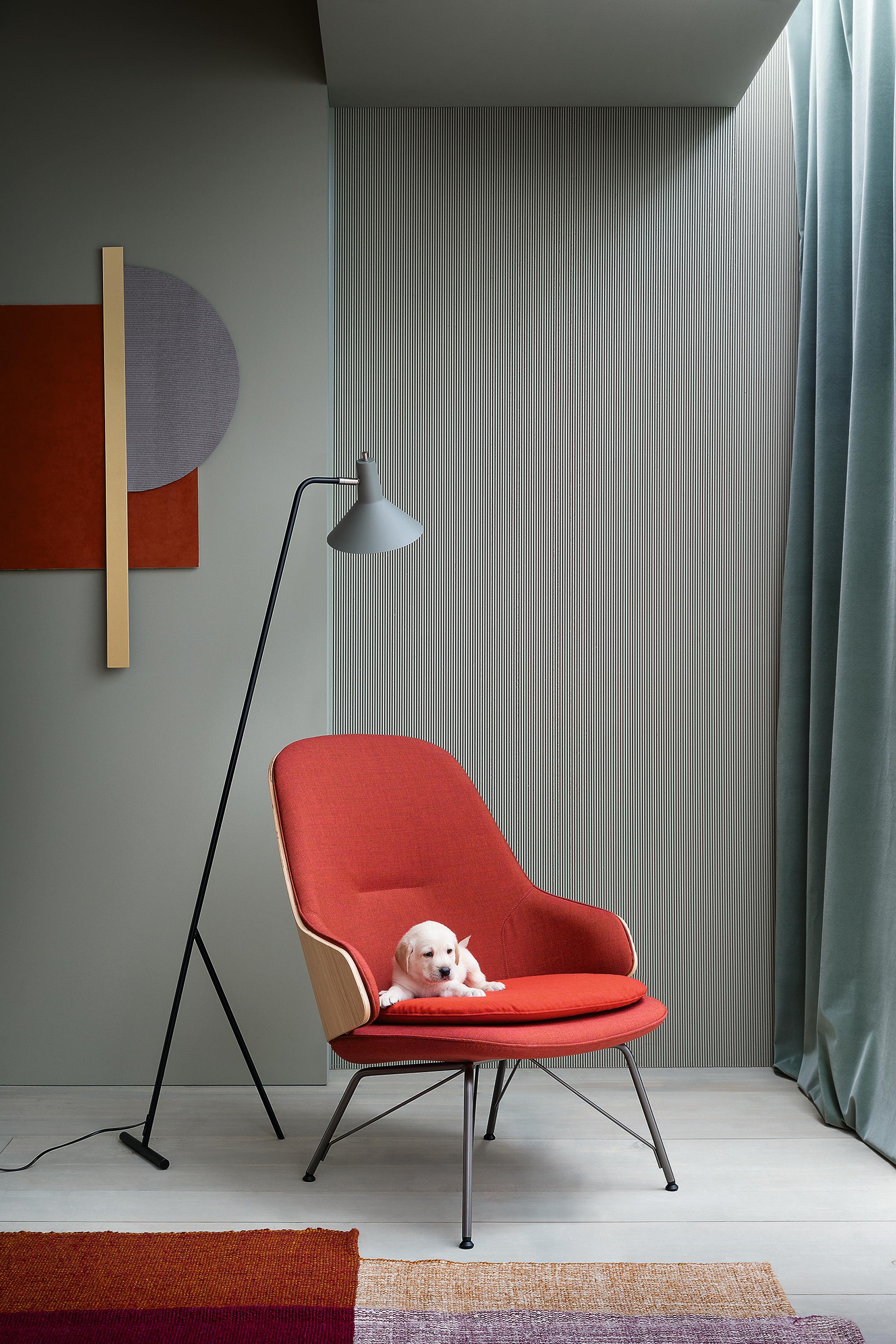 Sillón Zanotta Judy de tapicería roja y estructura de acero pintado de negro Italiano en venta