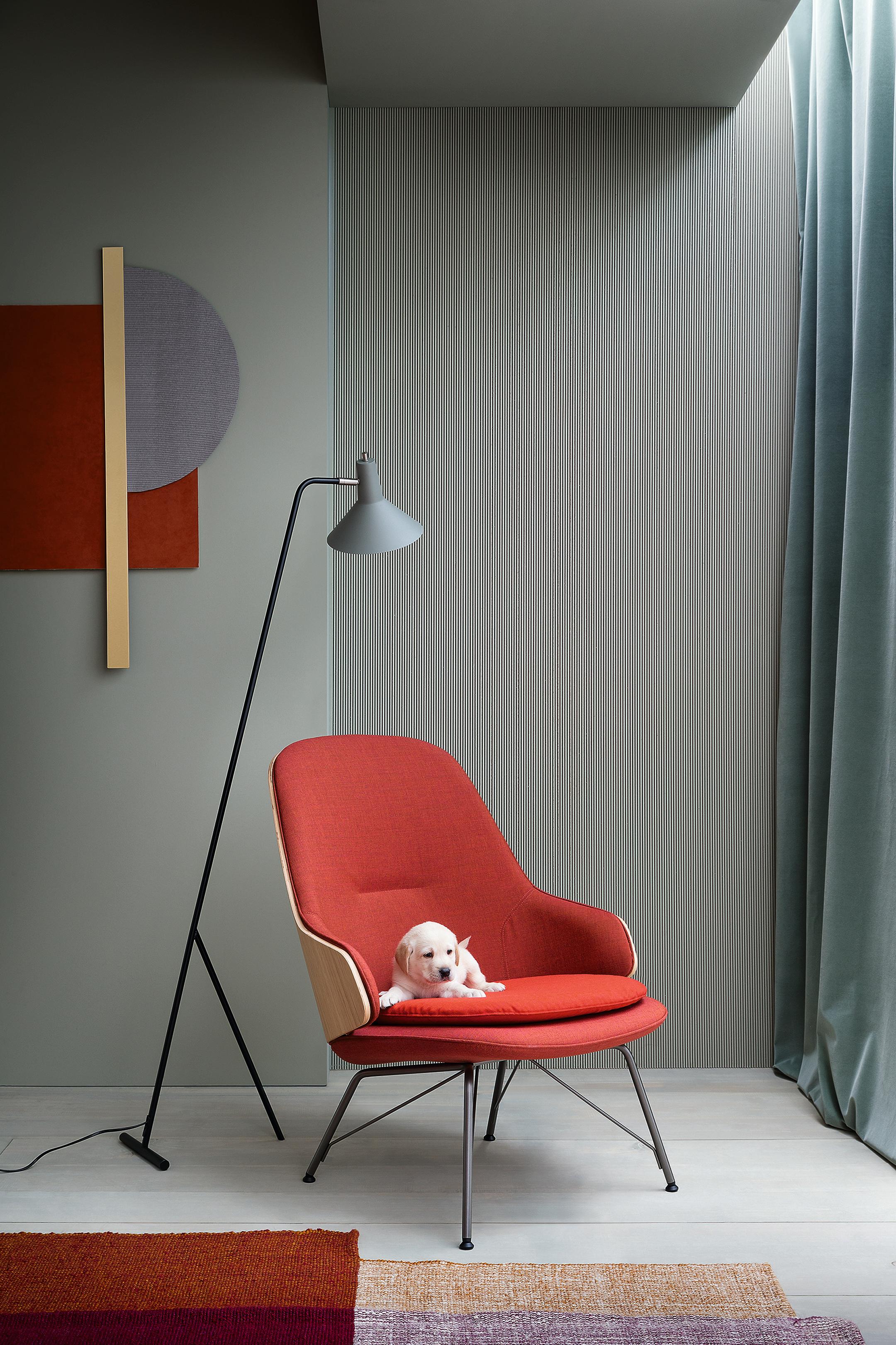 italien Fauteuil Zanotta Judy en tapisserie d'ameublement rouge avec structure en acier peint en noir en vente