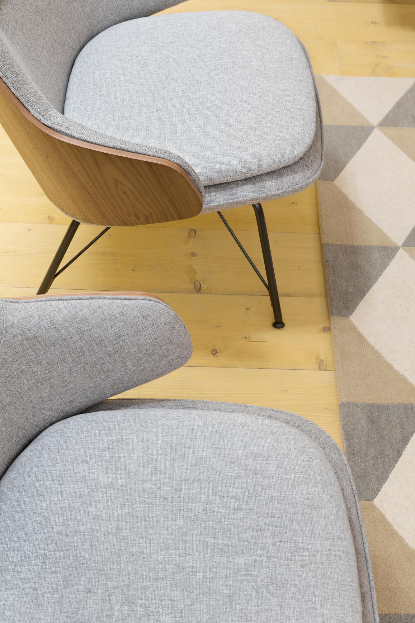 Sillón Zanotta Judy de tapicería roja y estructura de acero pintado de negro en venta 2