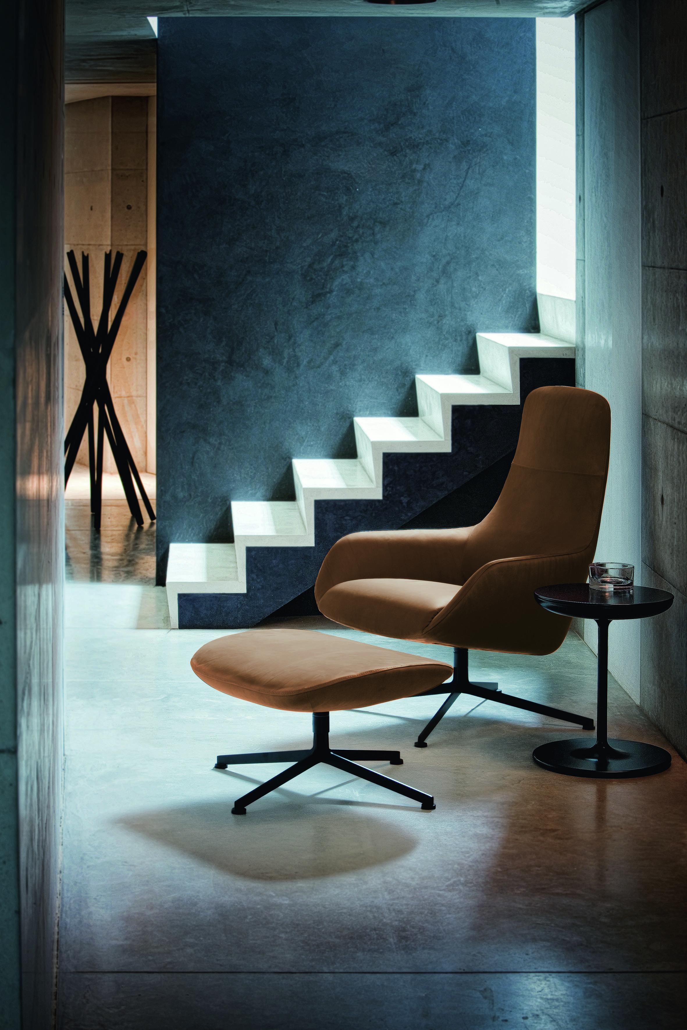 Varnished Zanotta Kent Armchair with Pouf in Brown Natural Leather & Black Steel Frame For Sale
