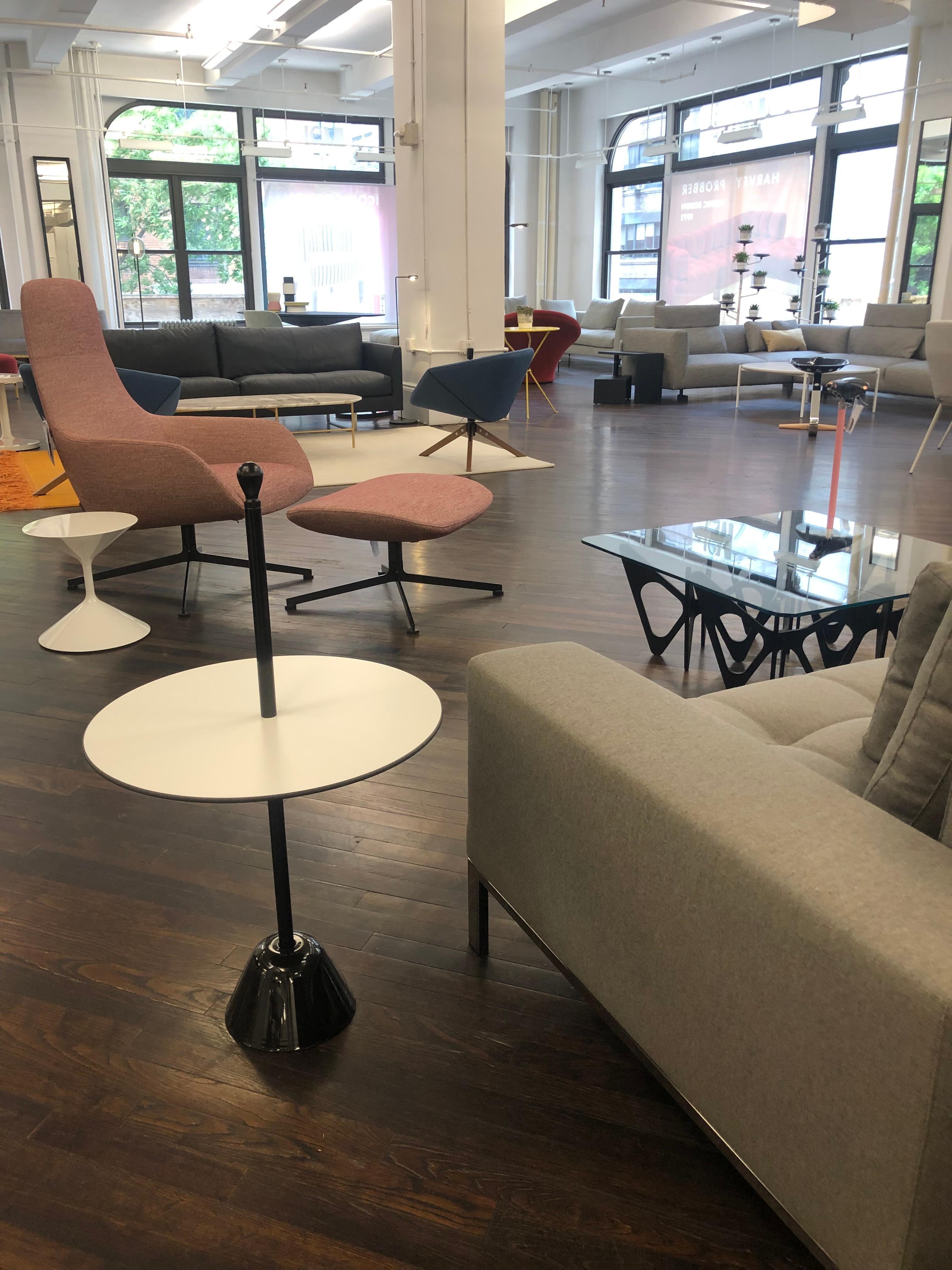 An armchair, a high-backed bergére and a footrest with swivel base that Palomba imagined to be in warm and sensual shades since the first sketches. Kent is like a charming and elegant woman, with a certain determination, and as a matter of fact, in