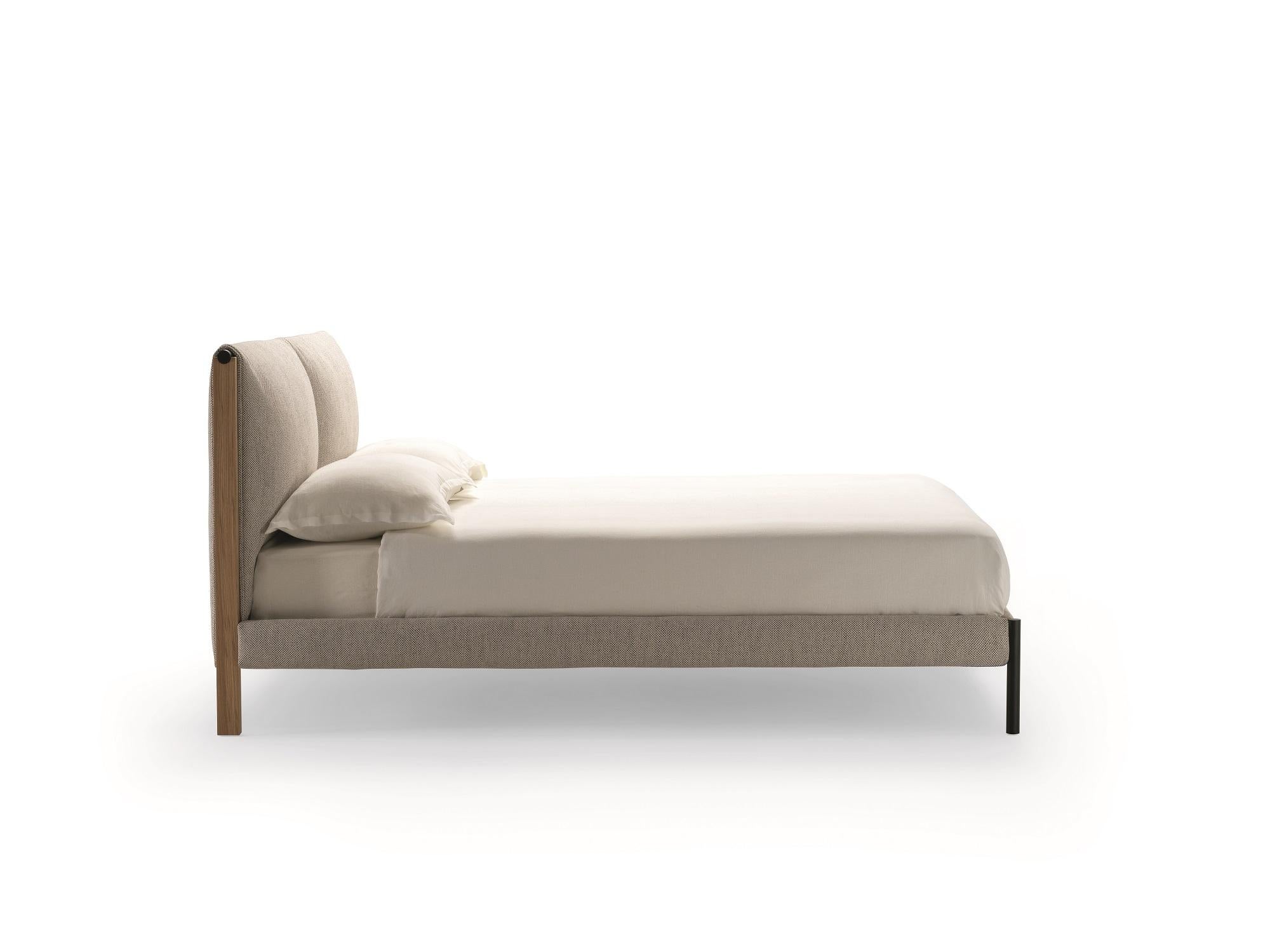 Zanotta King Size Ricordi Bed with Separate Springing in Toce Upholstery by Spalvieri & Del Ciotto

Bed with separate springing. Headboard frame in natural or in open pore black painted oak. Upholstery in polyurethane/heat-bound polyester fibre.