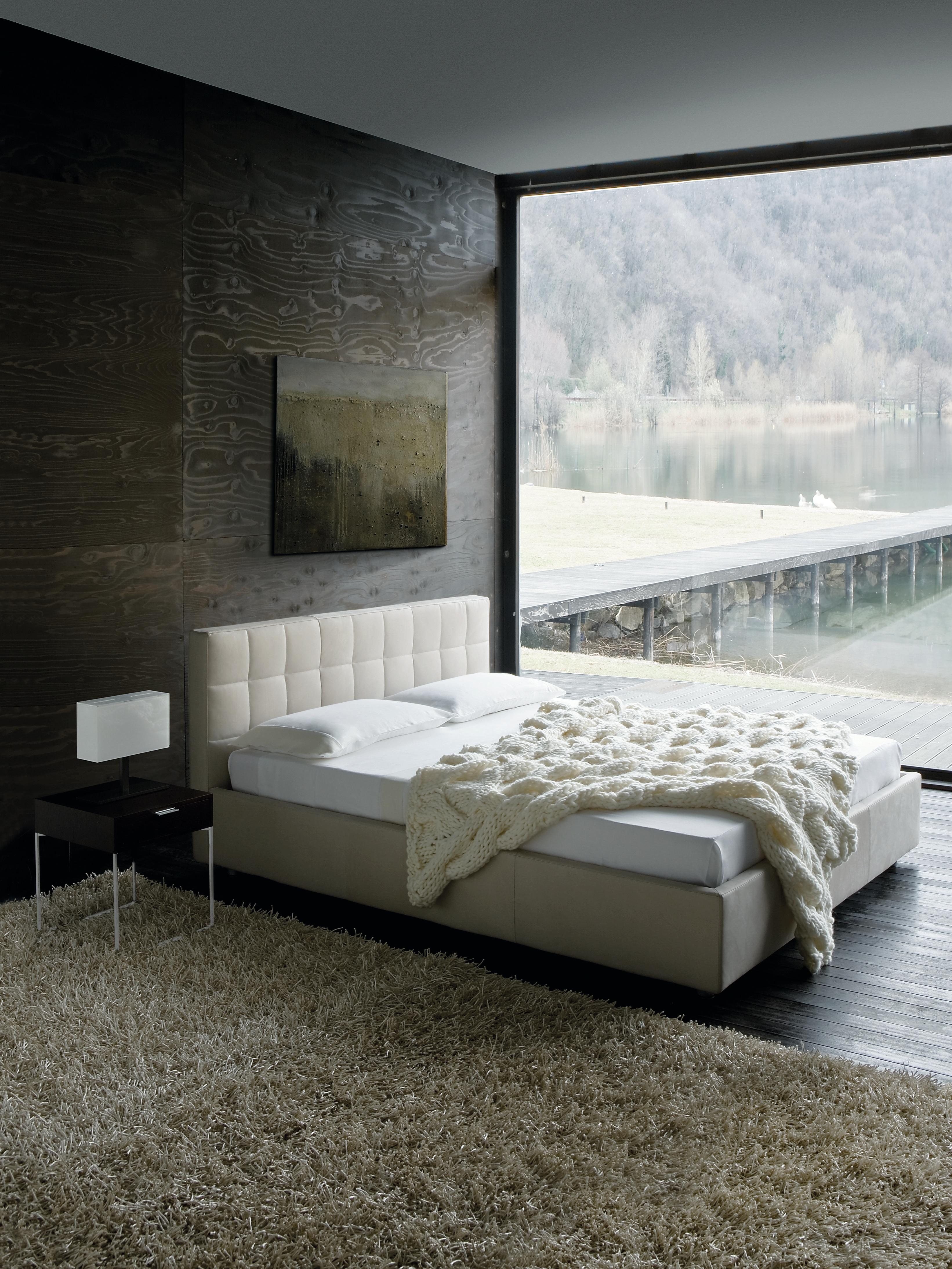 italien Grand lit Zanotta avec meuble de rangement en tissu beige avec cadre en acier en vente
