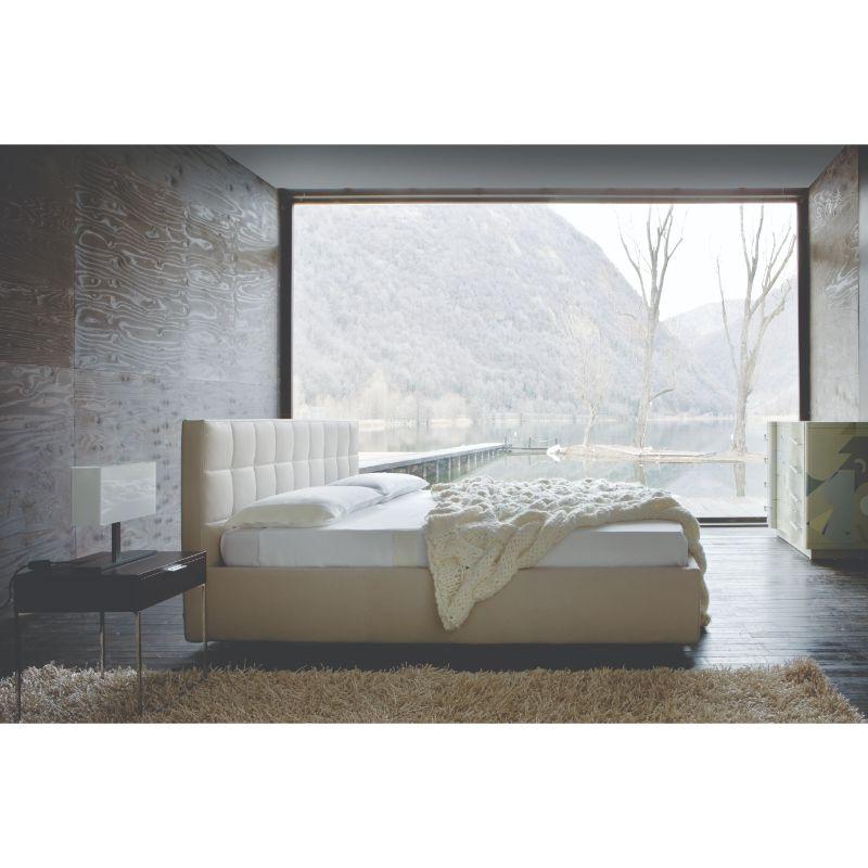 Grand lit Zanotta avec meuble de rangement en tissu beige avec cadre en acier Neuf - En vente à Brooklyn, NY