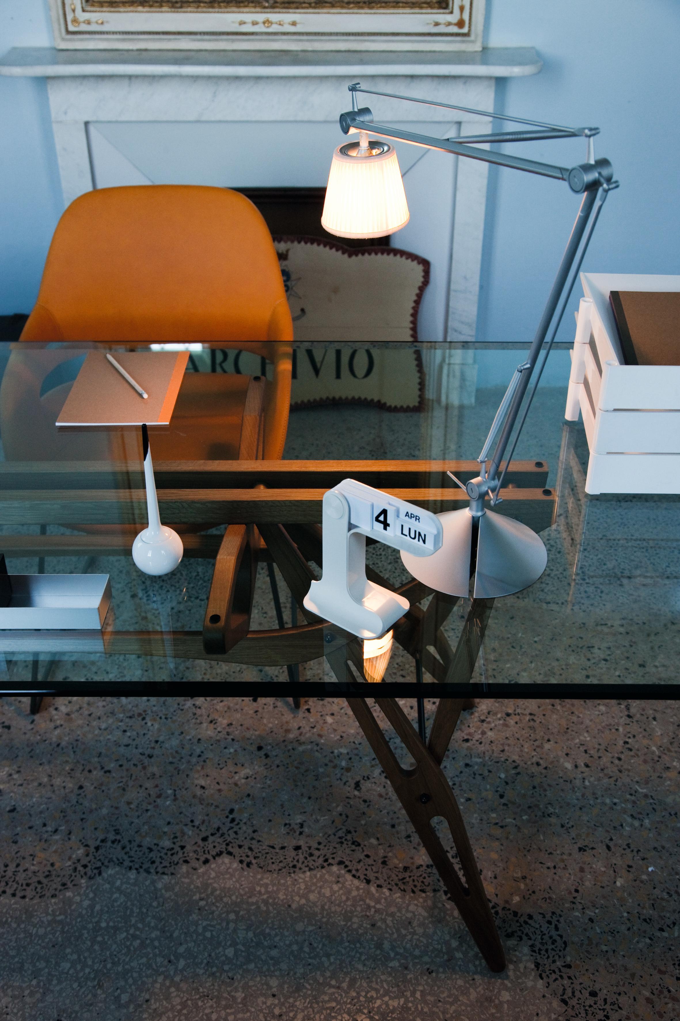 italien Grande table réaliste Zanotta avec plateau en verre avec bords biseautés et cadre en chêne noir en vente
