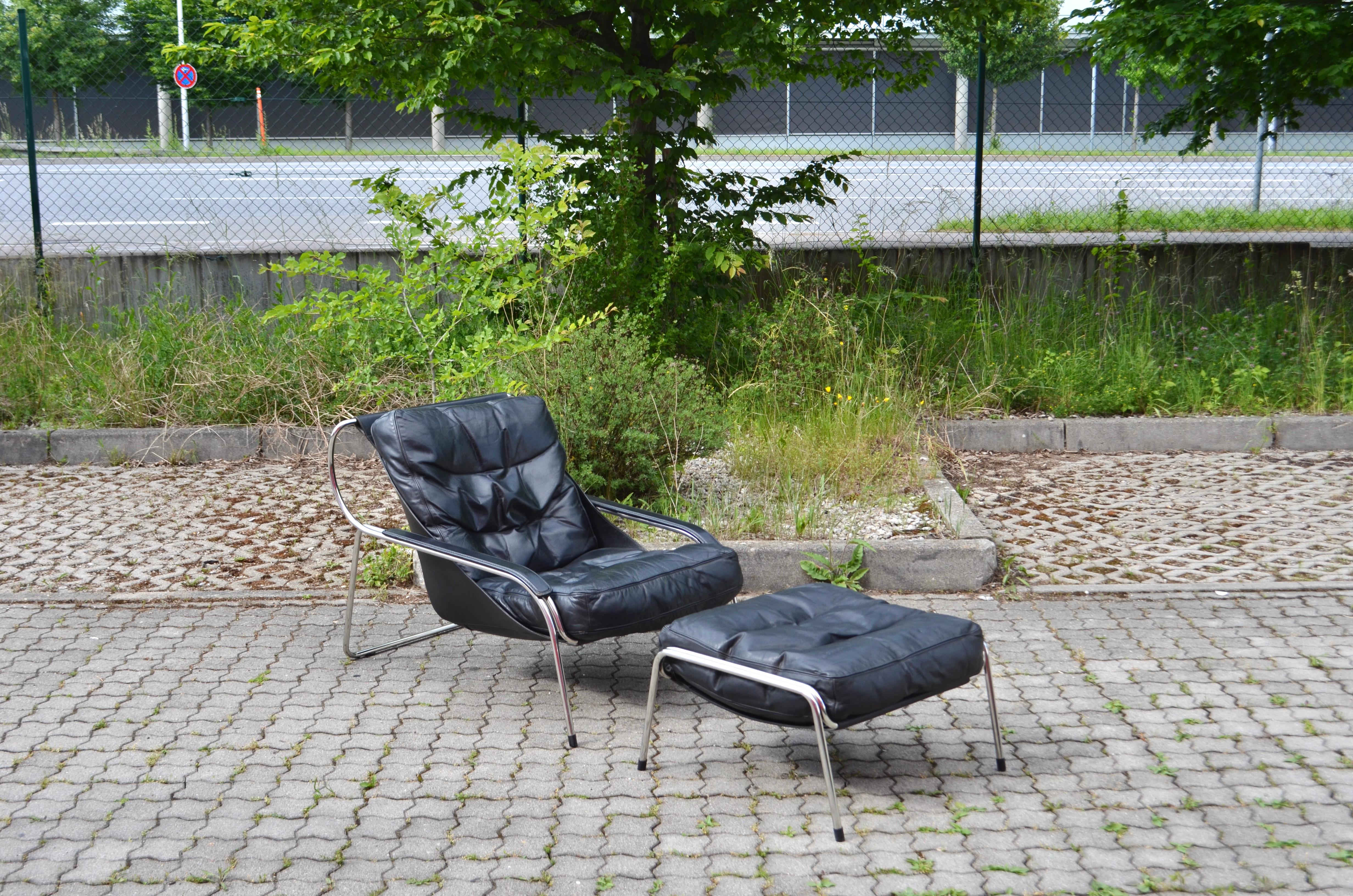 This is a very comfortable Lounge Chair with ottoman an a Iconic object.
Designed in 1947 by Marco Zanuso Model Maggiolina.Produced after 1970 by Zanotta.
The black leather cushions are filled with goose downs based on a sling saddle leather.
The