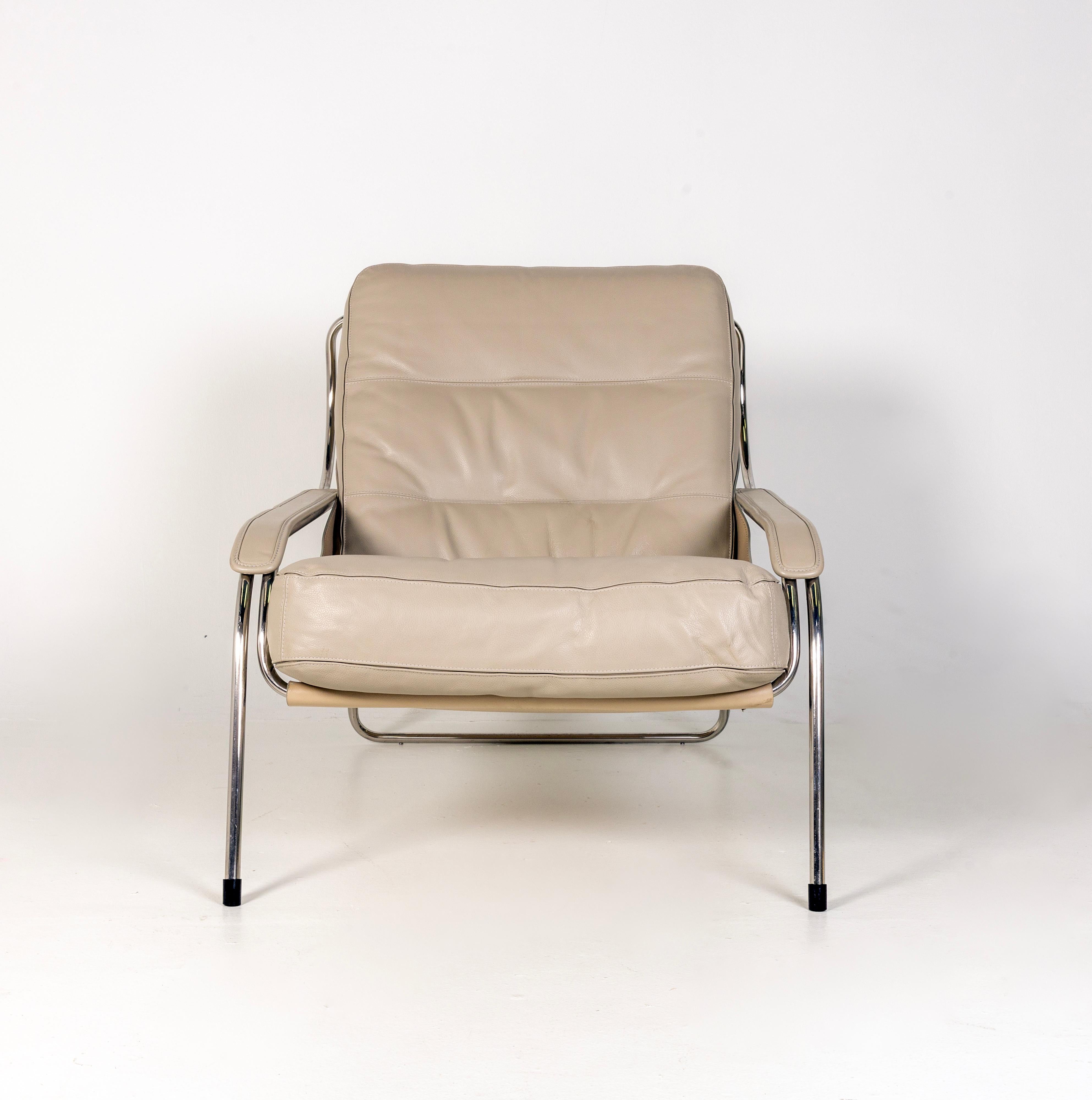 One Maggiolina lounge chair with ottoman designed Marco Zanuso in 1947, steel frame, cowhide sling, goose down, gray leather upholstery.
Made in Italy by Zanotta
ottoman: 25.6