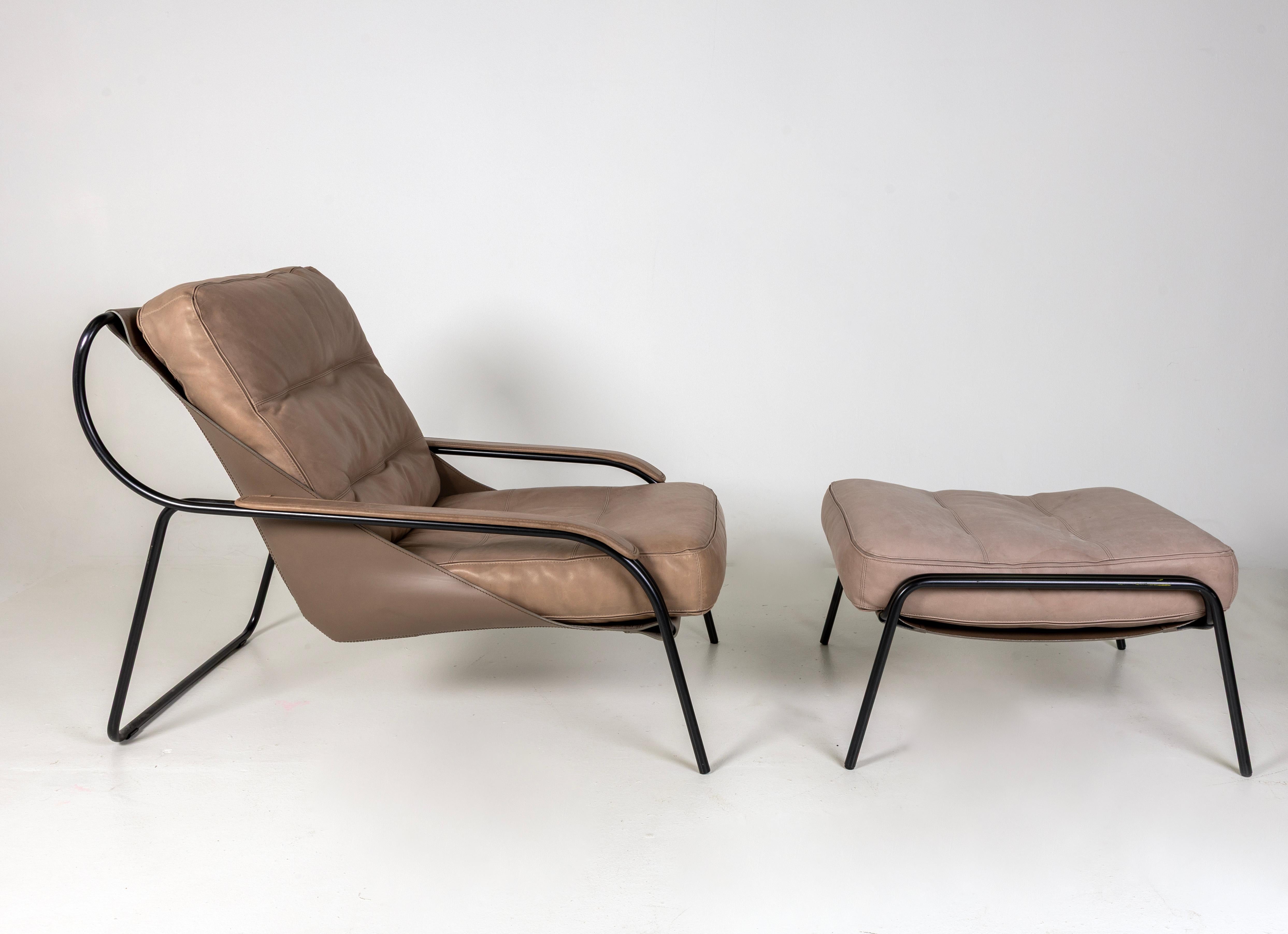 Une chaise longue Maggiolina avec ottoman, conçue par Marco Zanuso en 1947, structure en acier noir, bandoulière en peau de vache, duvet d'oie, revêtement en cuir gris.
Fabriqué en Italie par Zanotta
ottoman : 25.6