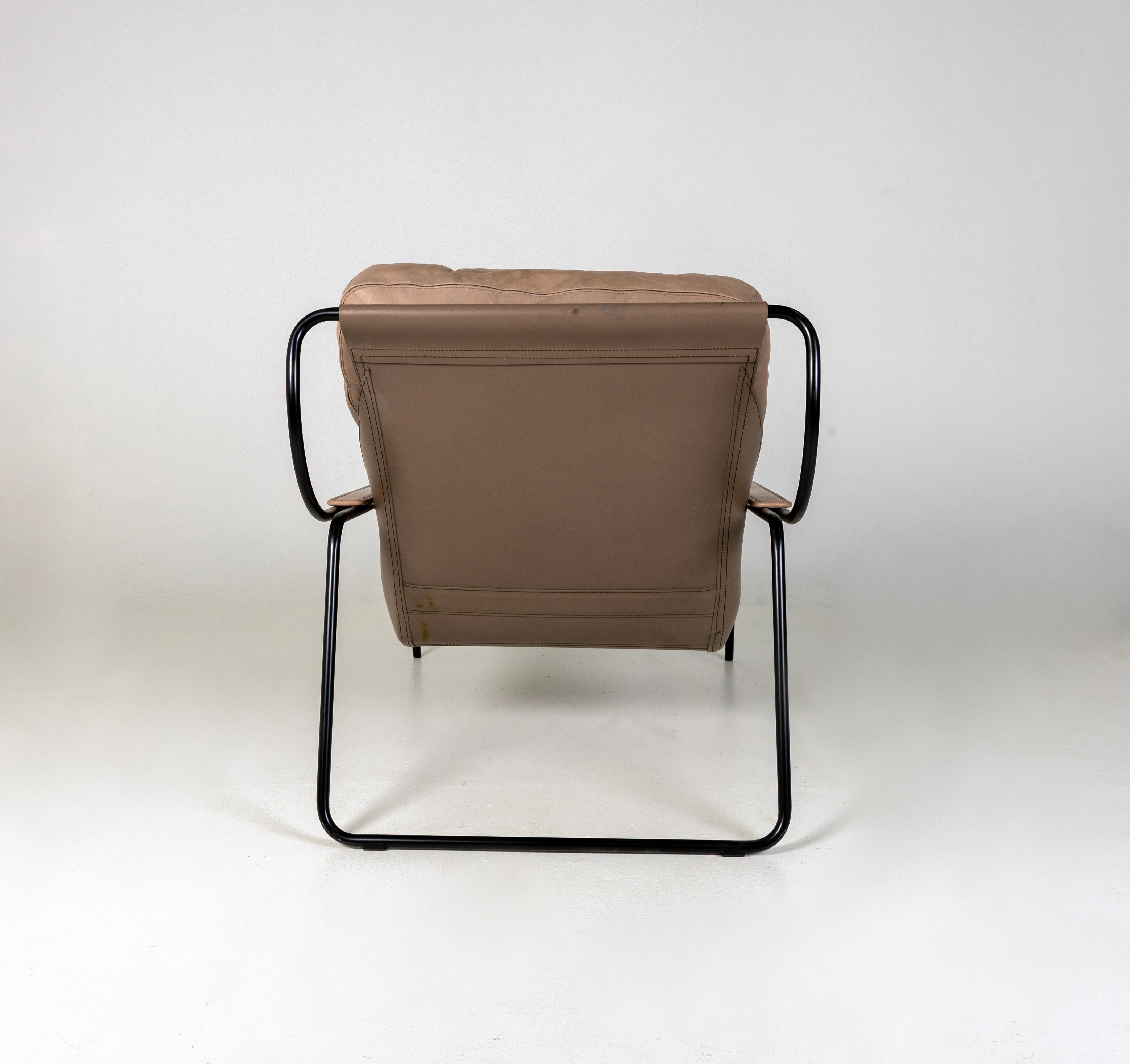 XXIe siècle et contemporain Chaise longue Zanotta Maggiolina en cuir gris et structure en acier par Marco Zanuso en vente