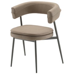 Sillón Zanotta Nena en tapicería de piel beige con estructura negra mate