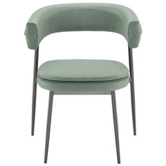 Poltrona Zanotta Nena con rivestimento in pelle verde e struttura in nero opaco