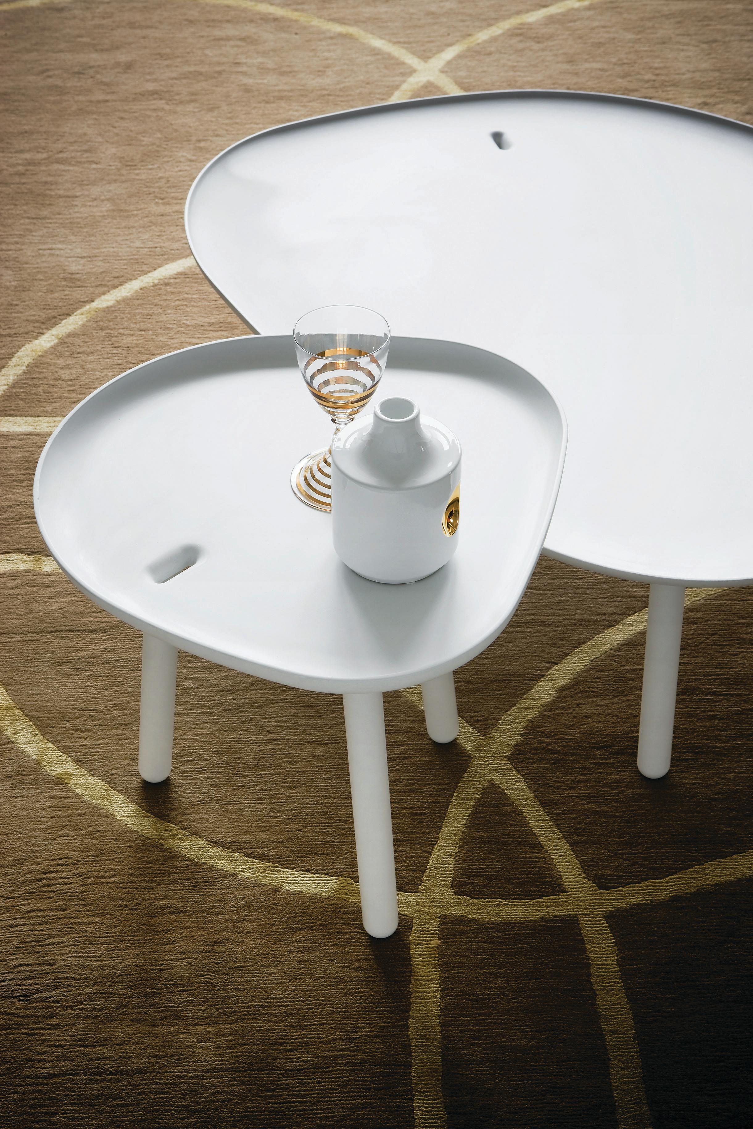 italien Petite table Zanotta Ninfea en résine acrylique blanche par Ludovica+Roberto Palomba en vente