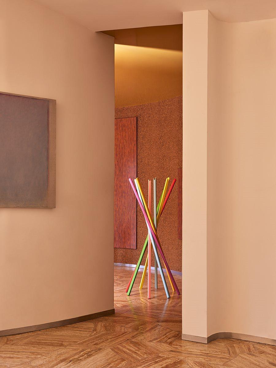 Perchero plegable y regulable. Estructura de haya lacada multicolor. Edición numerada.
Sciangai -el icónico perchero plegable diseñado por De Pas, D'Urbino y Lomazzi en 1973, ganador del premio Compasso d'Oro en 1979- celebra su 50 aniversario.