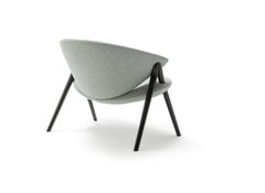 Sillón Zanotta Oliva en tapicería verde con estructura de madera de arce lacada en negro