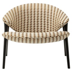 Sillón Zanotta Oliva en tapicería amarilla con estructura de madera de arce lacada en negro