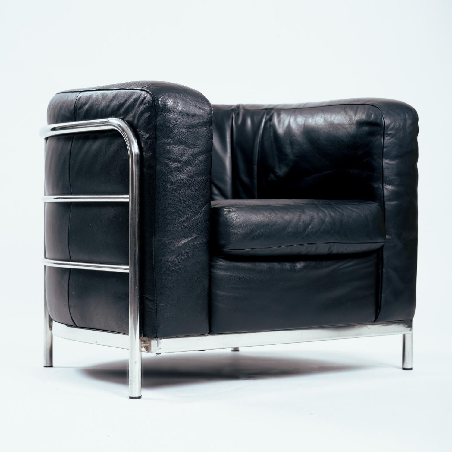 Zanotta Onda black round leather chairs, inspired by le Corbusier, Italy, set 2 For Sale 2