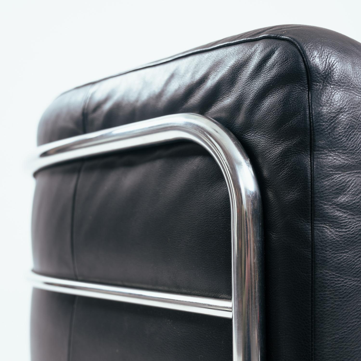 Zanotta Onda black round leather chairs, inspired by le Corbusier, Italy, set 2 For Sale 3