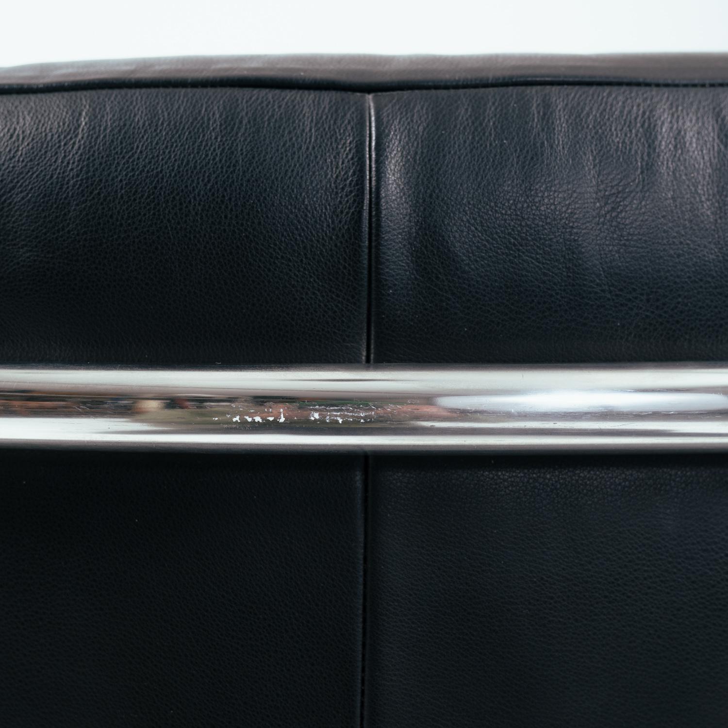 Zanotta Onda black round leather chairs, inspired by le Corbusier, Italy, set 2 For Sale 4
