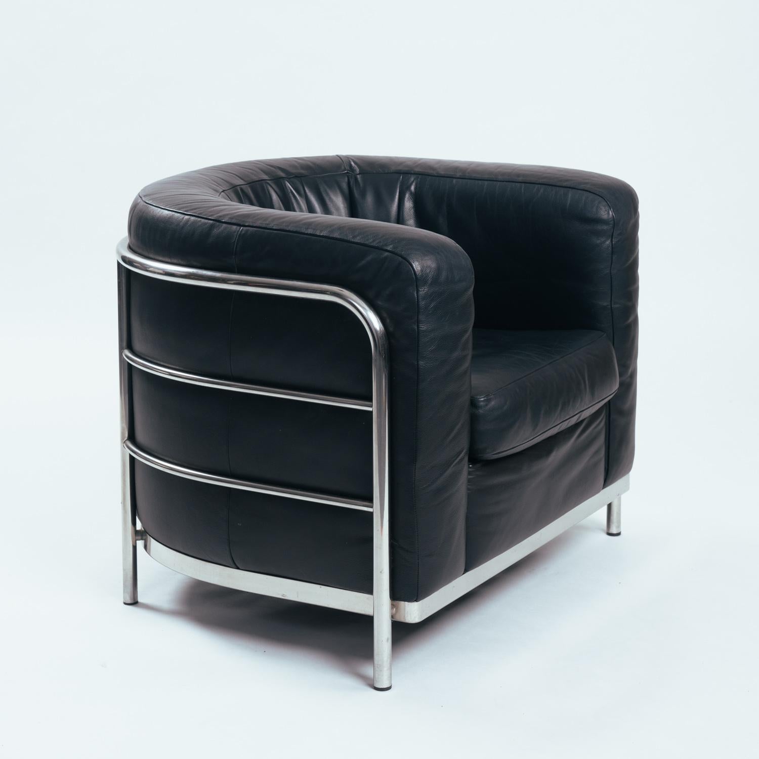 Zanotta Onda black round leather chairs, inspired by le Corbusier, Italy, set 2 For Sale 5