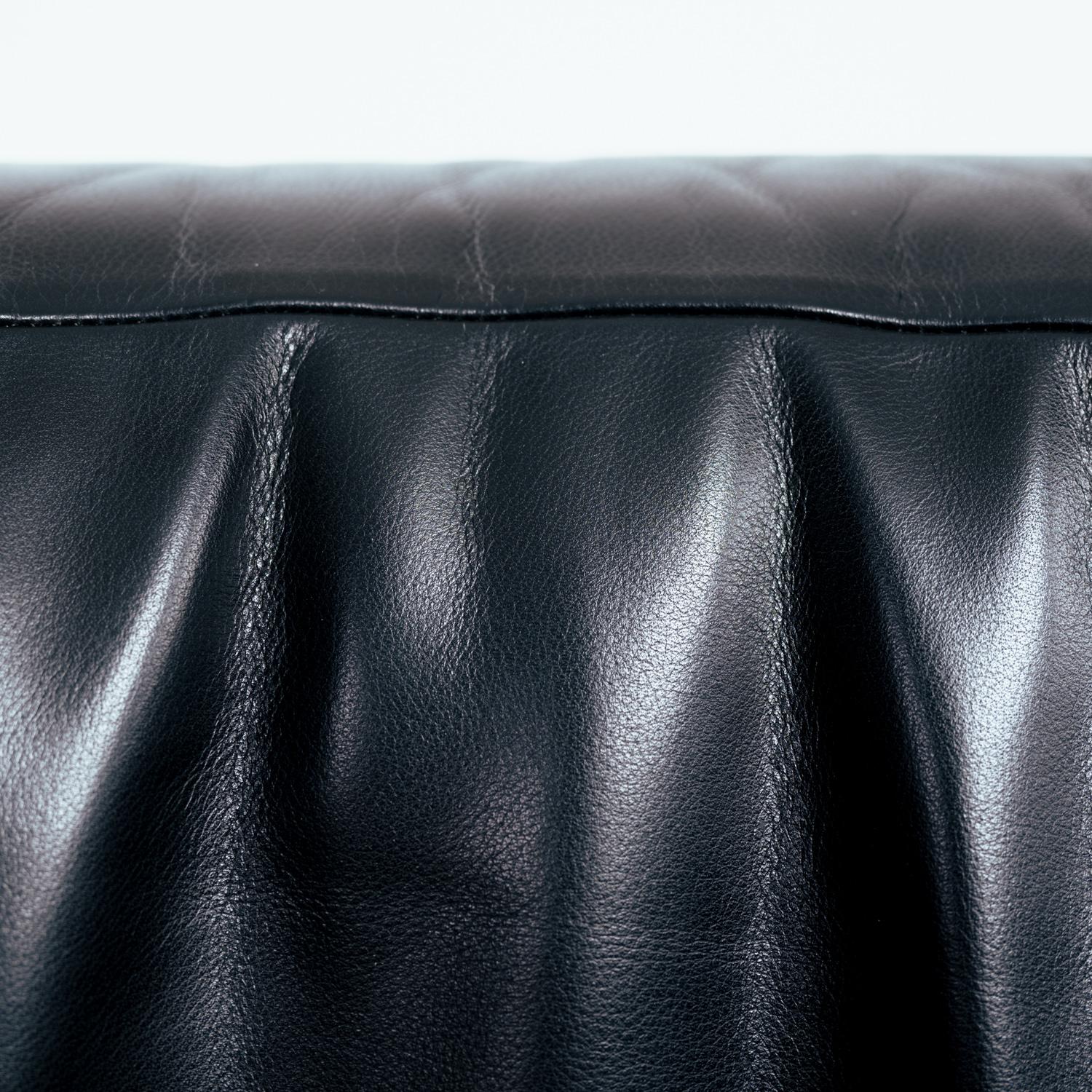 Zanotta Onda black round leather chairs, inspired by le Corbusier, Italy, set 2 For Sale 9