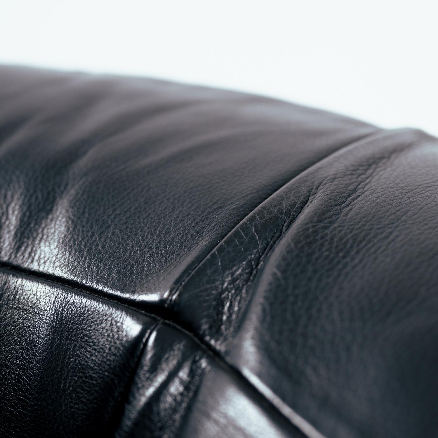 Zanotta Onda black round leather chairs, inspired by le Corbusier, Italy, set 2 For Sale 10