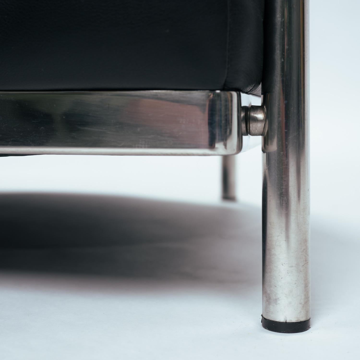 Mid-Century Modern Zanotta Onda black round leather chairs, inspired by le Corbusier, Italy, set 2 For Sale