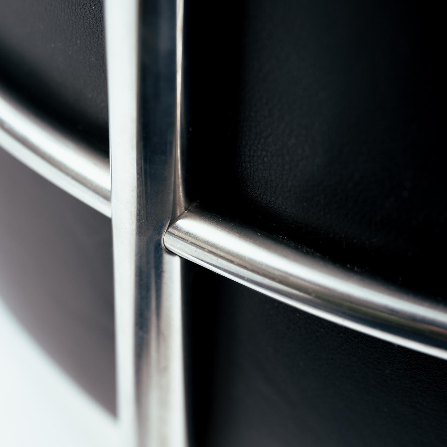 Italian Zanotta Onda black round leather chairs, inspired by le Corbusier, Italy, set 2 For Sale