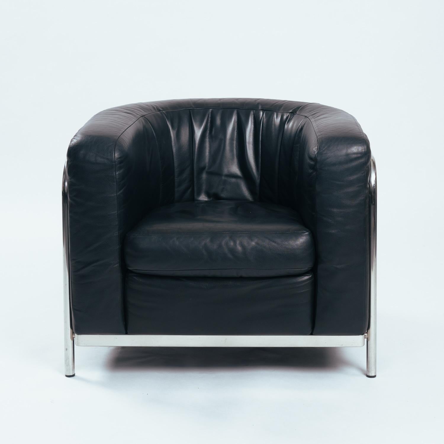 Polished Zanotta Onda black round leather chairs, inspired by le Corbusier, Italy, set 2 For Sale