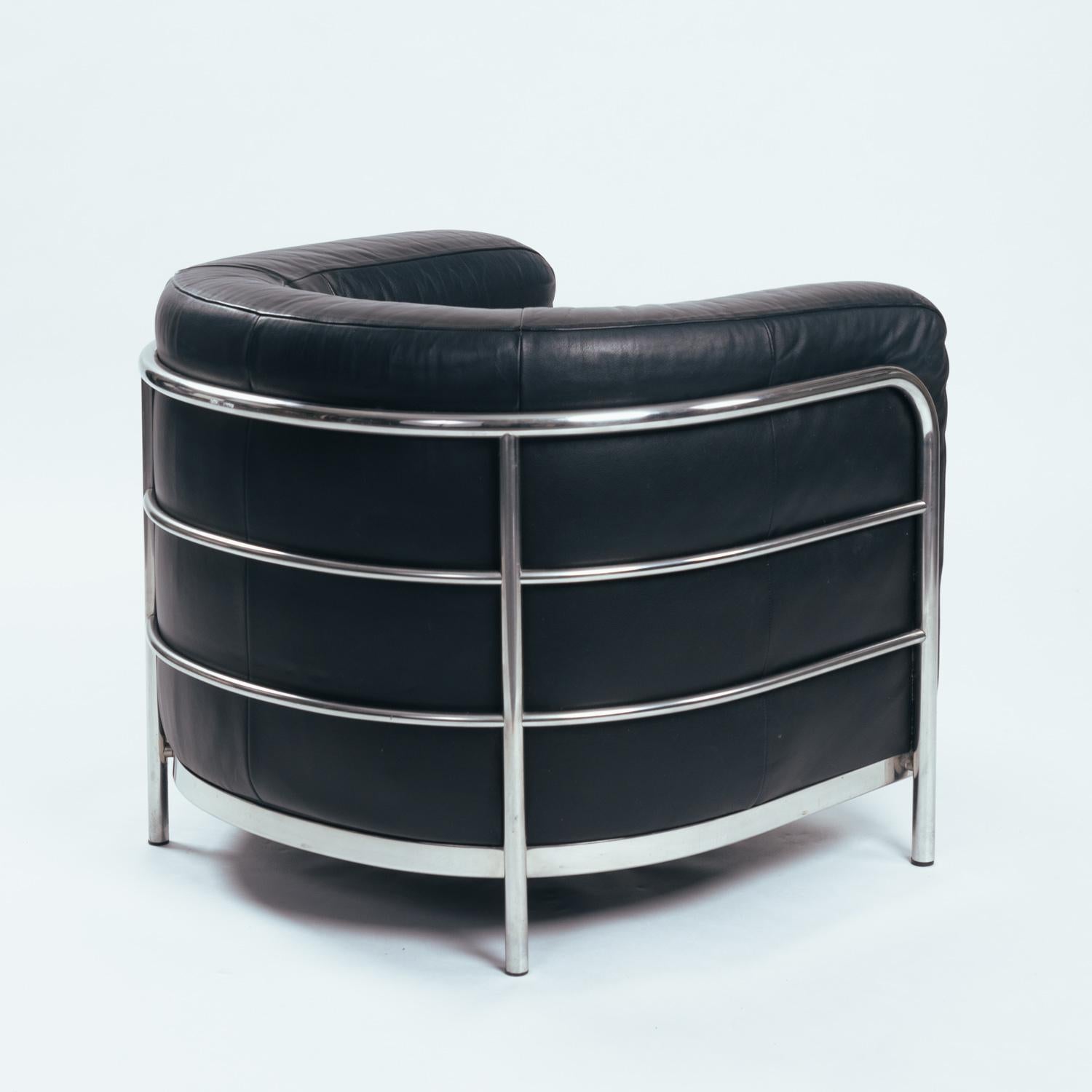 Zanotta Onda black round leather chairs, inspired by le Corbusier, Italy, set 2 In Good Condition For Sale In Zevenaar, NL