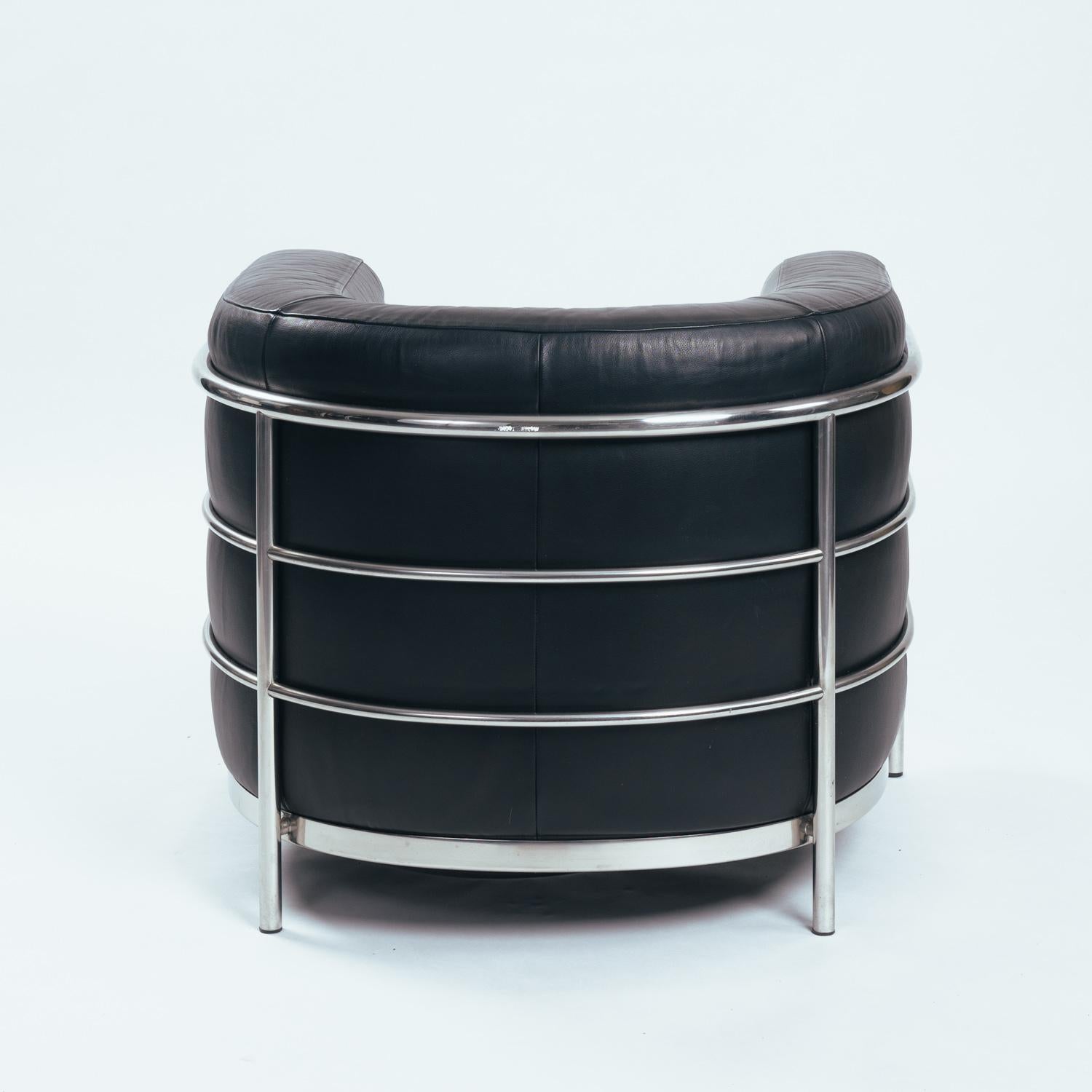 Late 20th Century Zanotta Onda black round leather chairs, inspired by le Corbusier, Italy, set 2 For Sale