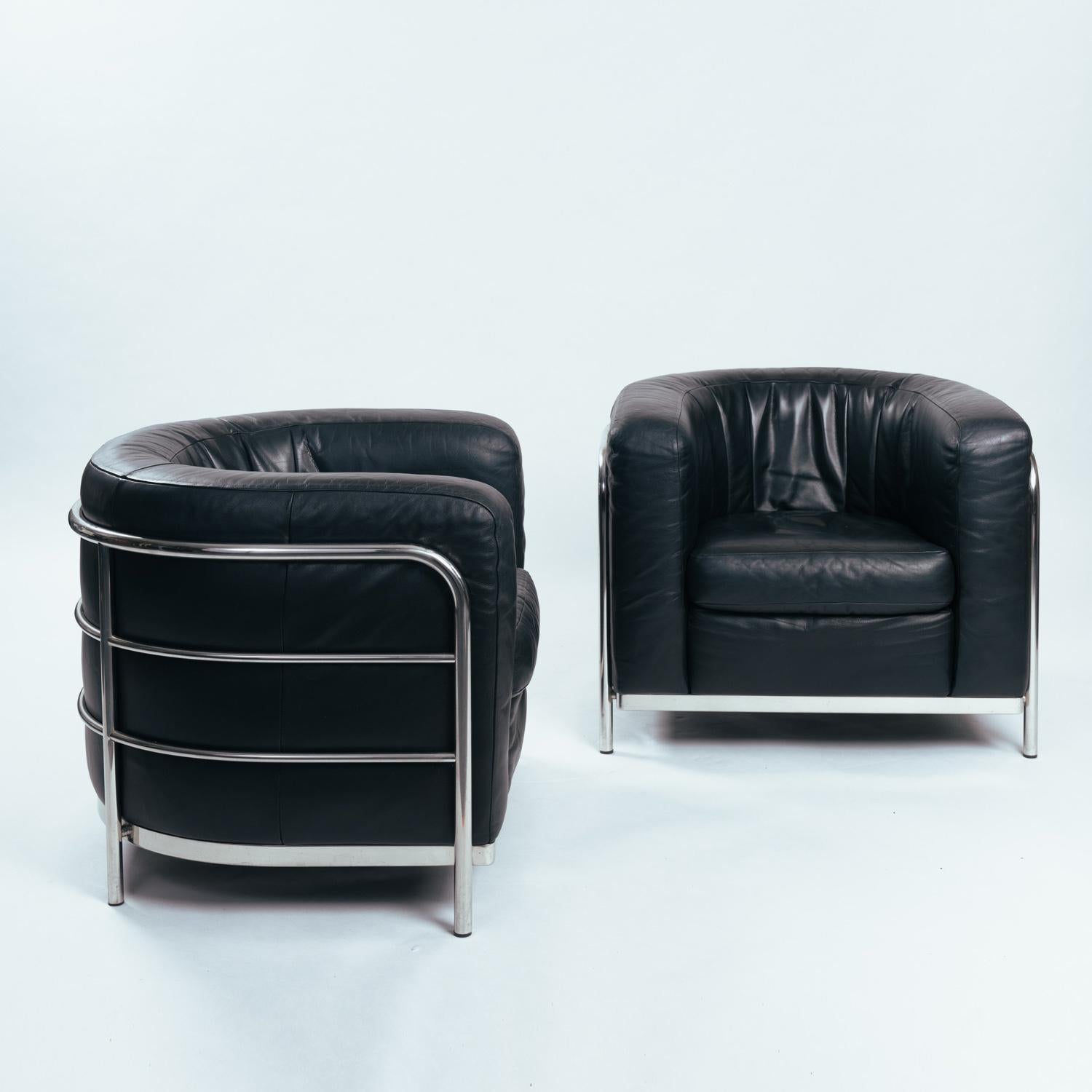 Steel Zanotta Onda black round leather chairs, inspired by le Corbusier, Italy, set 2 For Sale