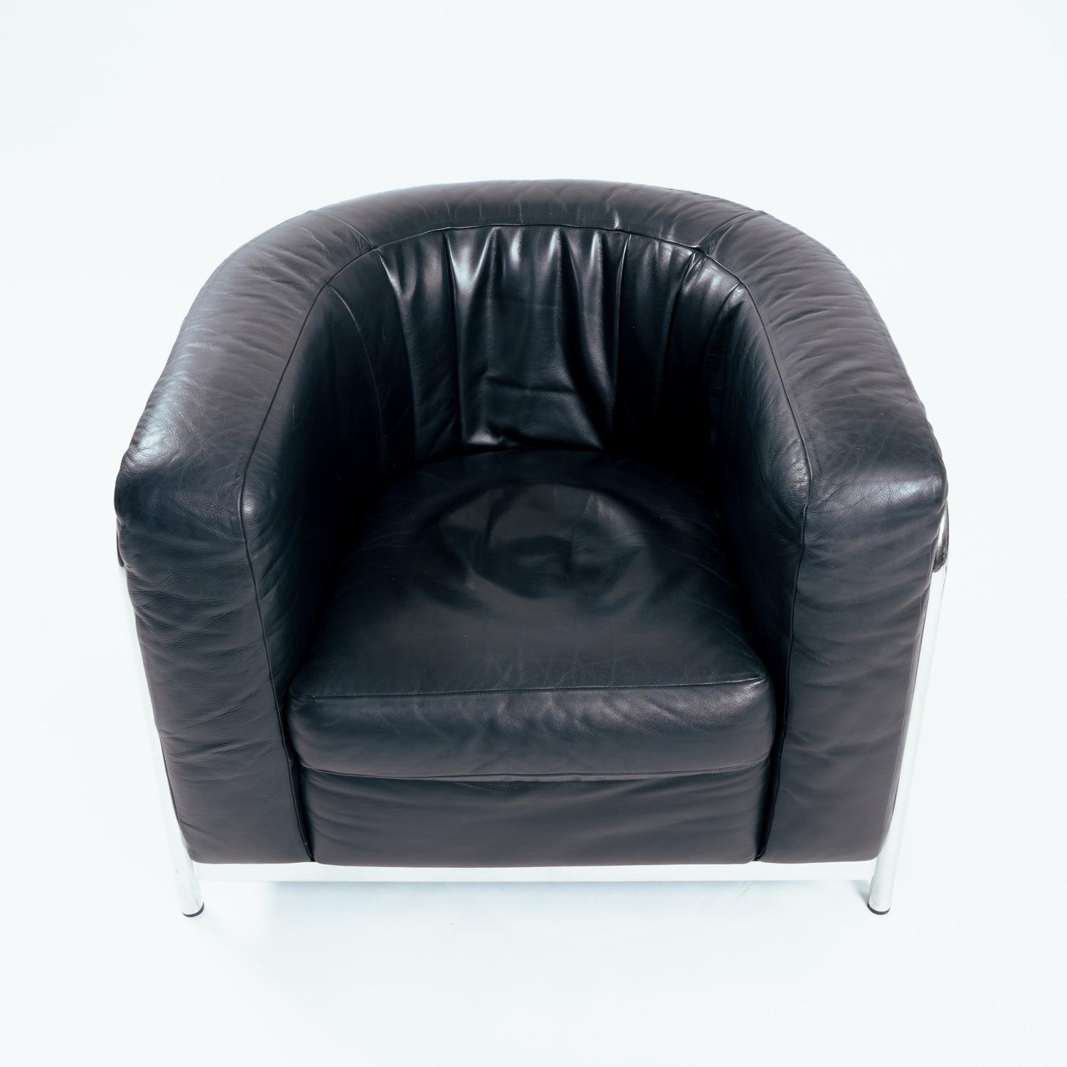 Zanotta Onda black round leather chairs, inspired by le Corbusier, Italy, set 2 For Sale 1